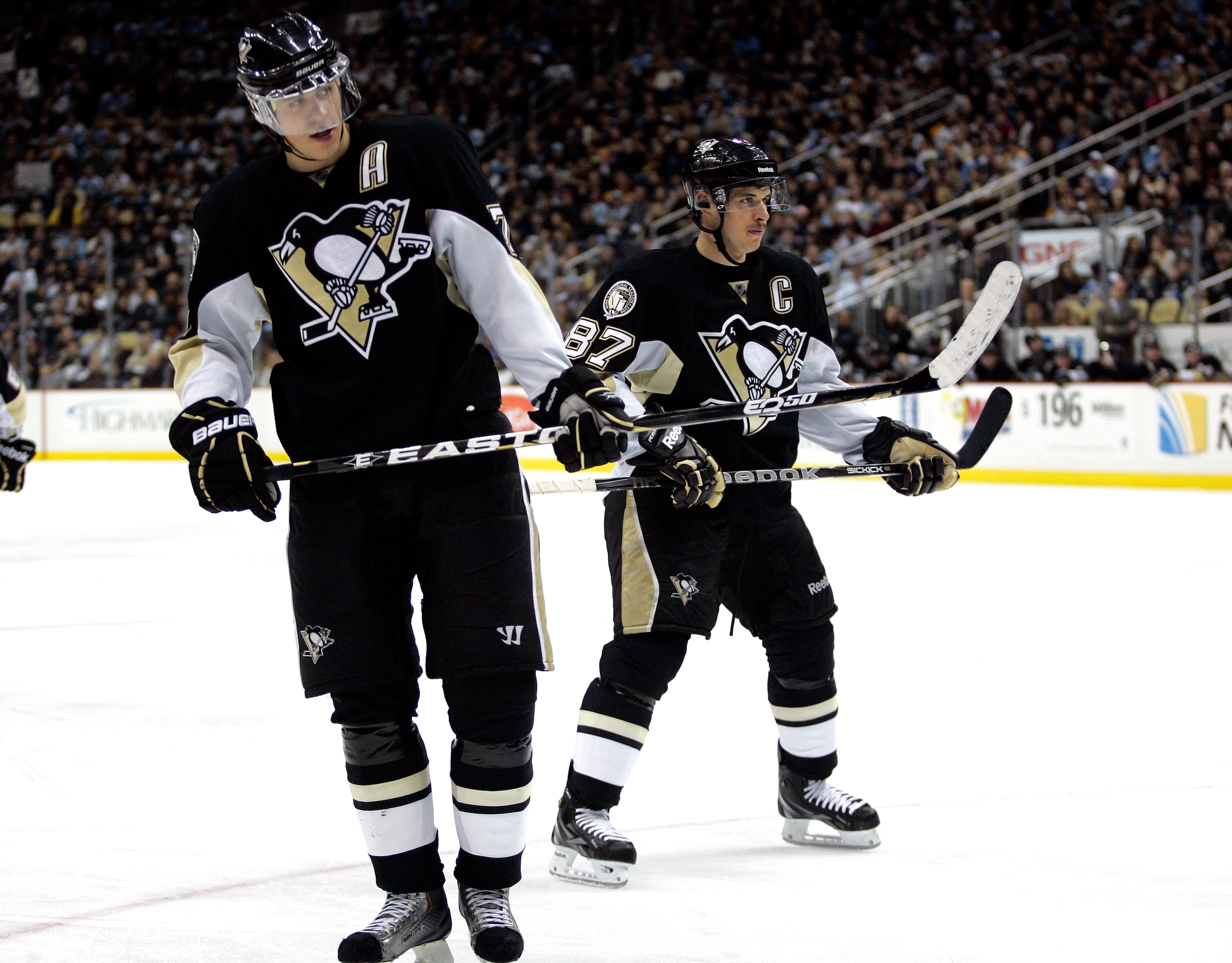 PITTSBURGH, PA - DECEMBER 28:  Evgeni Malkin #71 and Sidney Crosby #87 of the Pittsburgh Penguins line up for a face-off against the Atlanta Thrashers at Consol Energy Center on December 28, 2010 in Pittsburgh, Pennsylvania.  The Penguins defeated the Thr