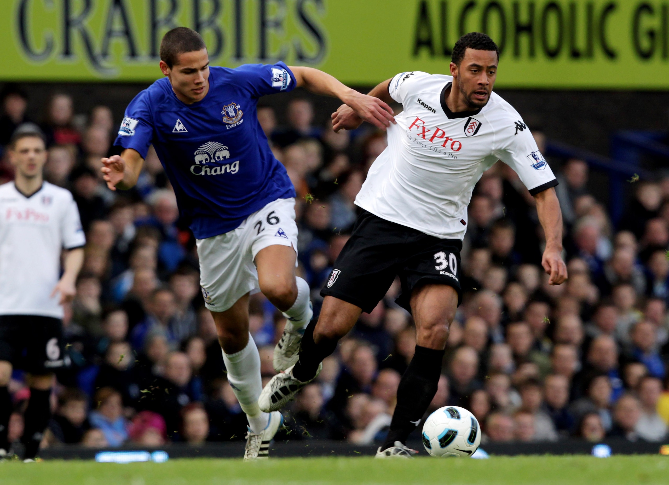 LIVERPOOL, ENGLAND - MARCH 19:  Jack Rodwell (L) of Everton tussles for posession with Mousa Dembele of Fulham during the Barclays Premier League match between Everton and Fulham at Goodison Park on March 19, 2011 in Liverpool, England. (Photo by Ross Kin