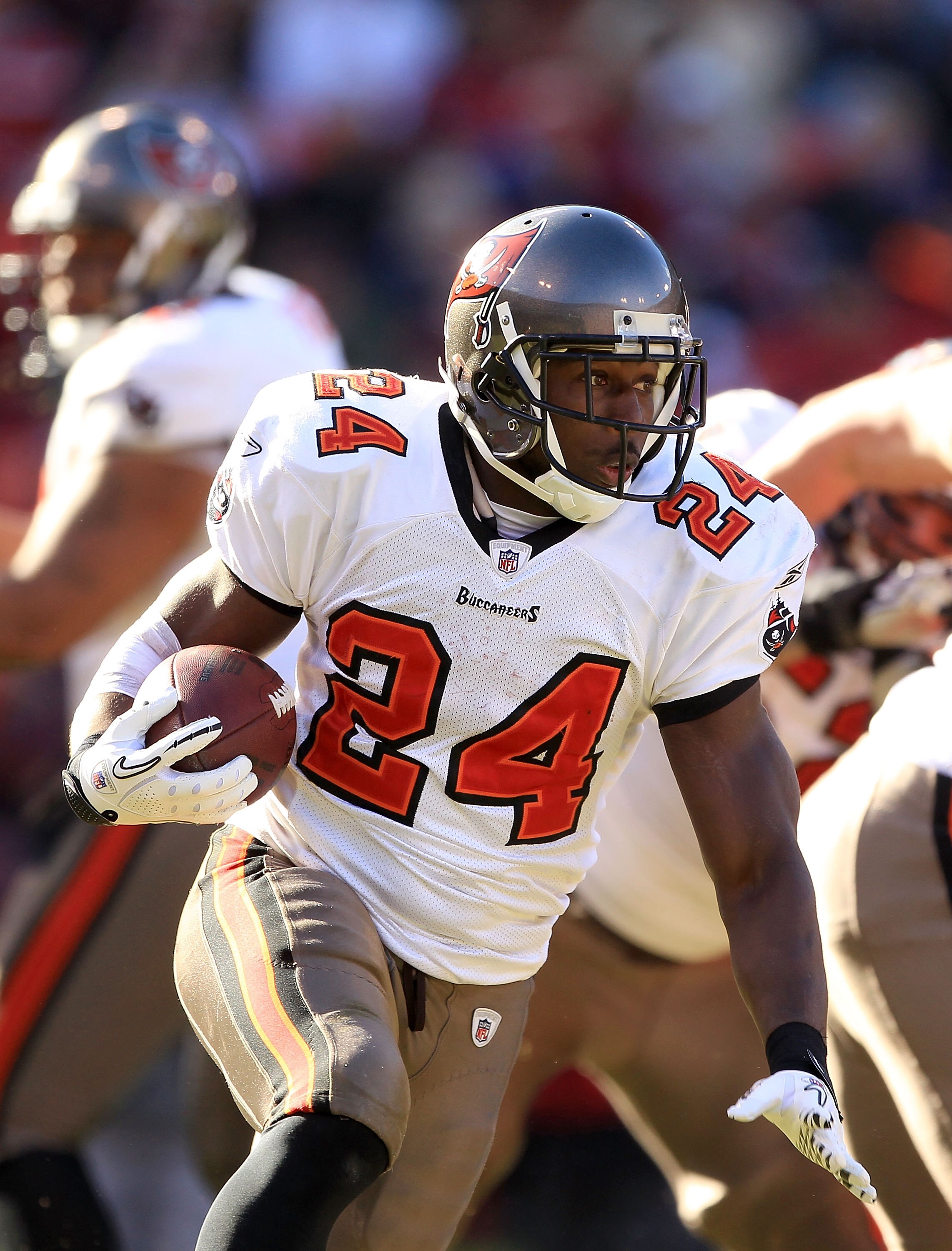 SAN FRANCISCO - NOVEMBER 21:  Carnell Williams #24 of the Tampa Bay Buccaneers in action against the San Francisco 49ers at Candlestick Park on November 21, 2010 in San Francisco, California.  (Photo by Ezra Shaw/Getty Images)