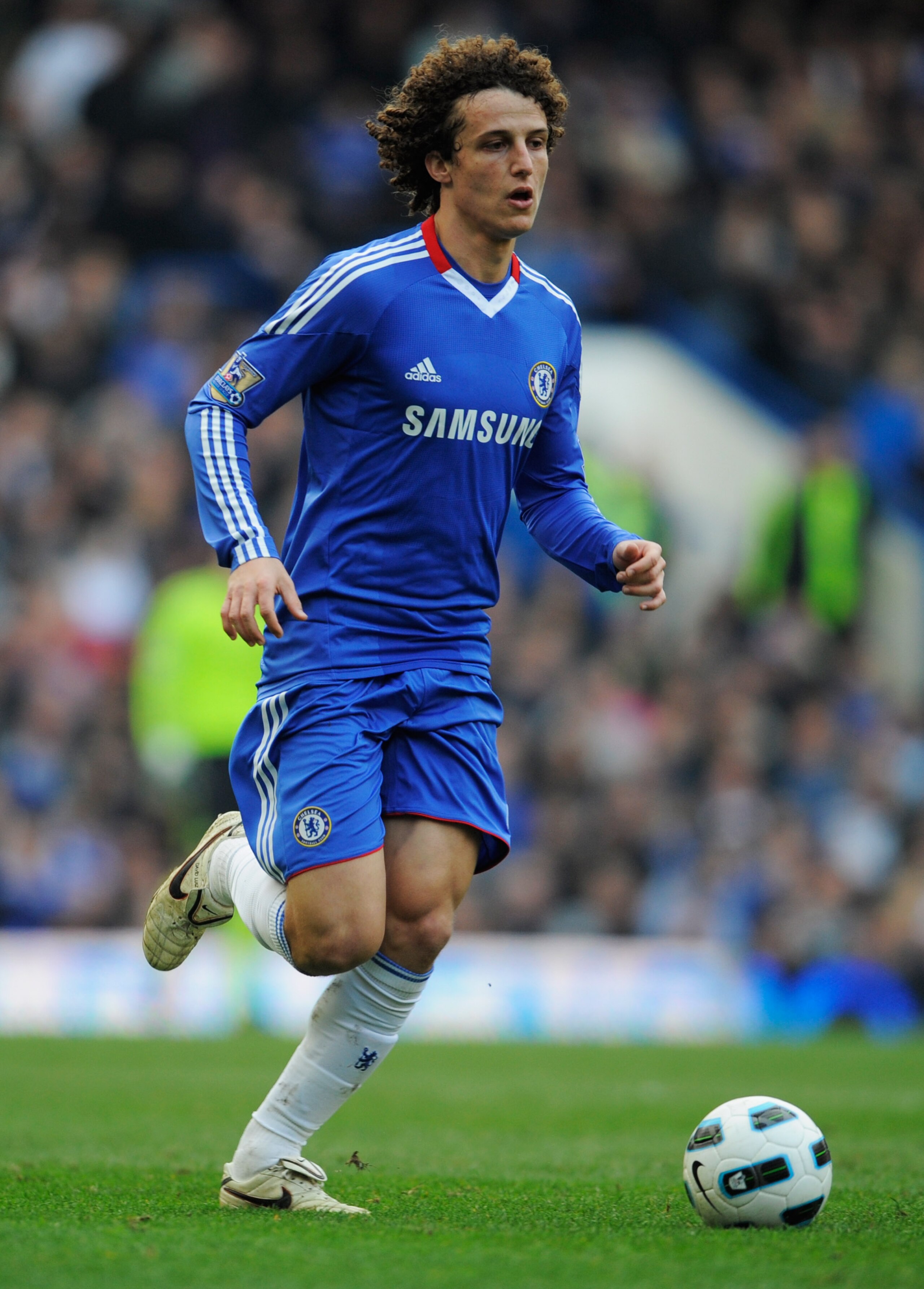 LONDON, ENGLAND - MARCH 20:  David Luiz of Chelsea in action during the Barclays Premier League match between Chelsea and Manchester City at Stamford Bridge on March 20, 2011 in London, England.  (Photo by Michael Regan/Getty Images)