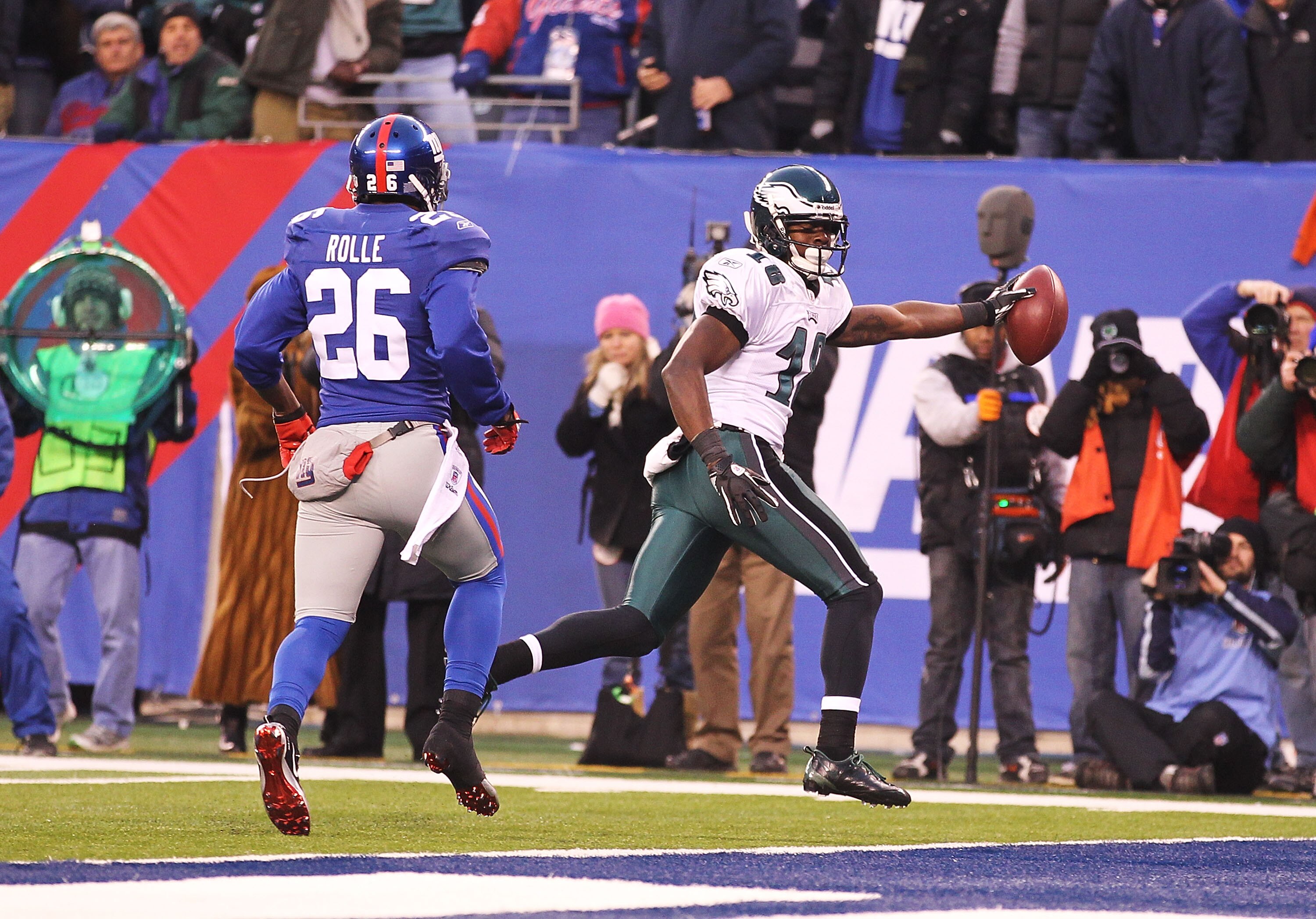 EAST RUTHERFORD, NJ - DECEMBER 19: Jeremy Maclin #18 of the Philadelphia Eagles scores a touchdown against Antrel Rolle #26  of the New York Giants during their game on December 19, 2010 at The New Meadowlands Stadium in East Rutherford, New Jersey.  (Pho