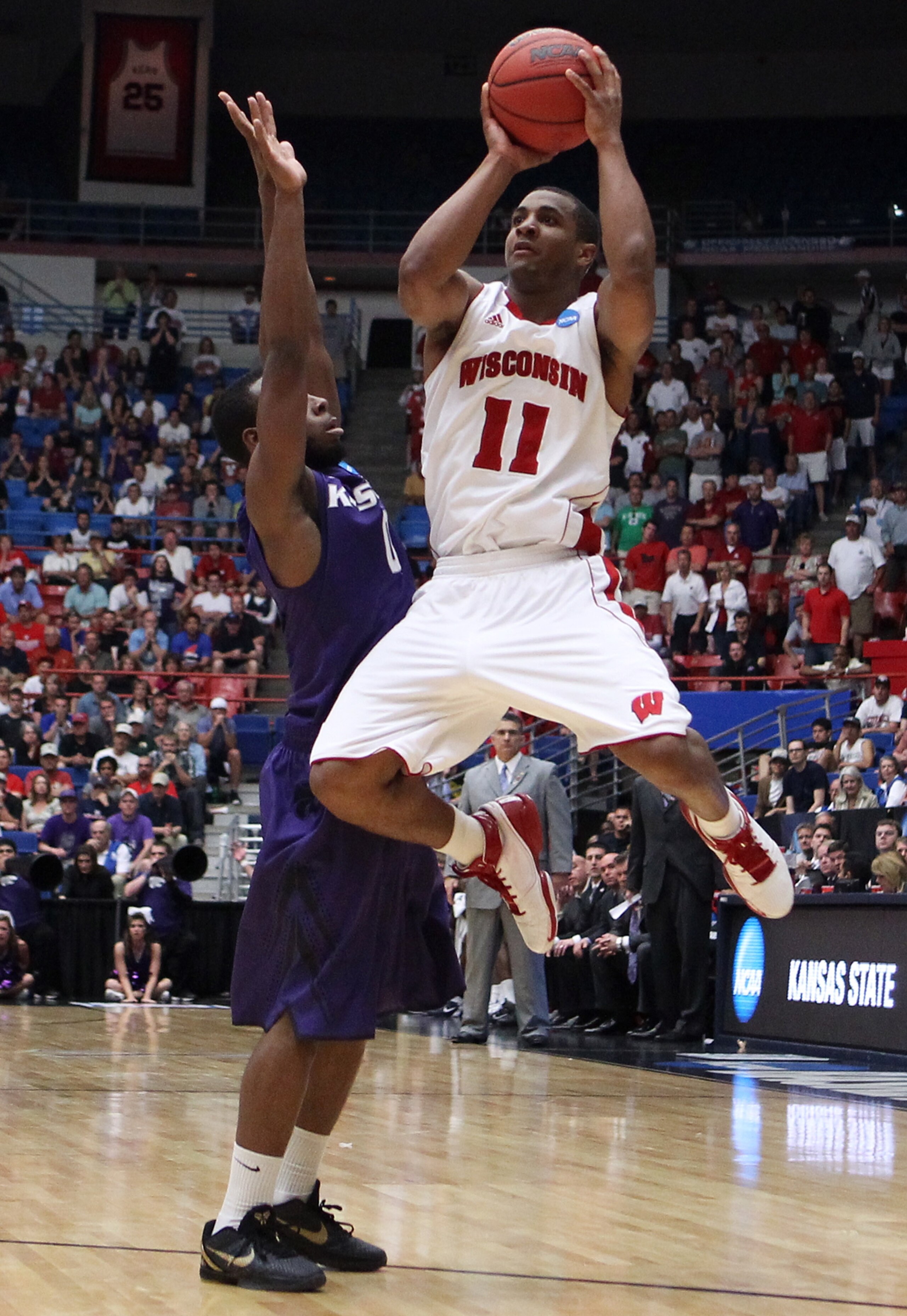 TUCSON, AZ - MARCH 19:  Jordan Taylor #11 of the Wisconsin Badgers shoots against Jacob Pullen #0 of the Kansas State Wildcats during the third round of the 2011 NCAA men's basketball tournament at McKale Center on March 19, 2011 in Tucson, Arizona.  (Pho