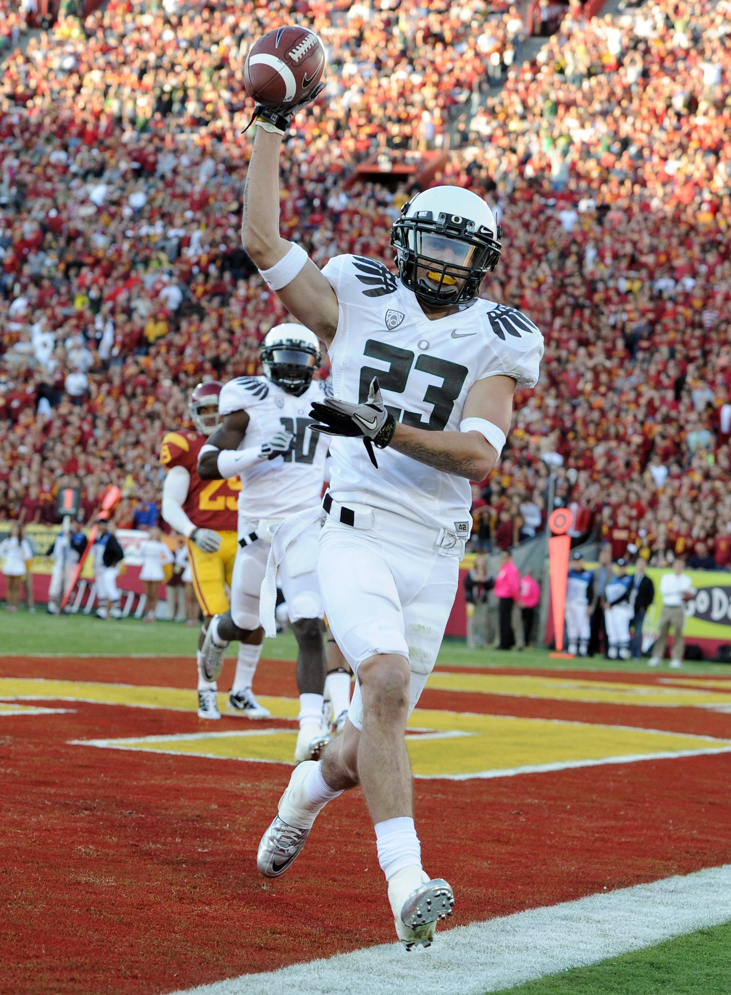 LOS ANGELES, CA - OCTOBER 30:  Jeff Maehl #23 of the Oregon Ducks celebrates his catch for a touchdown against the USC Trojans for a 7-3 lead during the first quarter at Los Angeles Memorial Coliseum on October 30, 2010 in Los Angeles, California.  (Photo