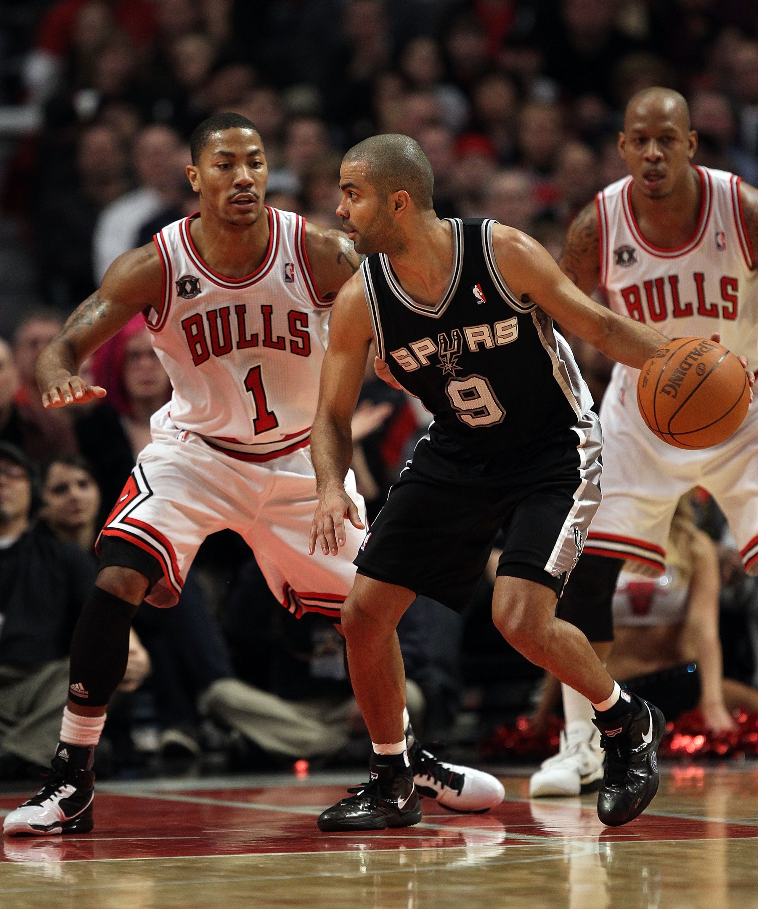 CHICAGO, IL - FEBRUARY 17: Tony Parker #9 of the San Antonio Spurs moves against Derrick Rose #1 of the Chicago Bulls at the United Center on February 17, 2011 in Chicago, Illinois. The Bulls defeated the Spurs 109-99. NOTE TO USER: User expressly acknowl
