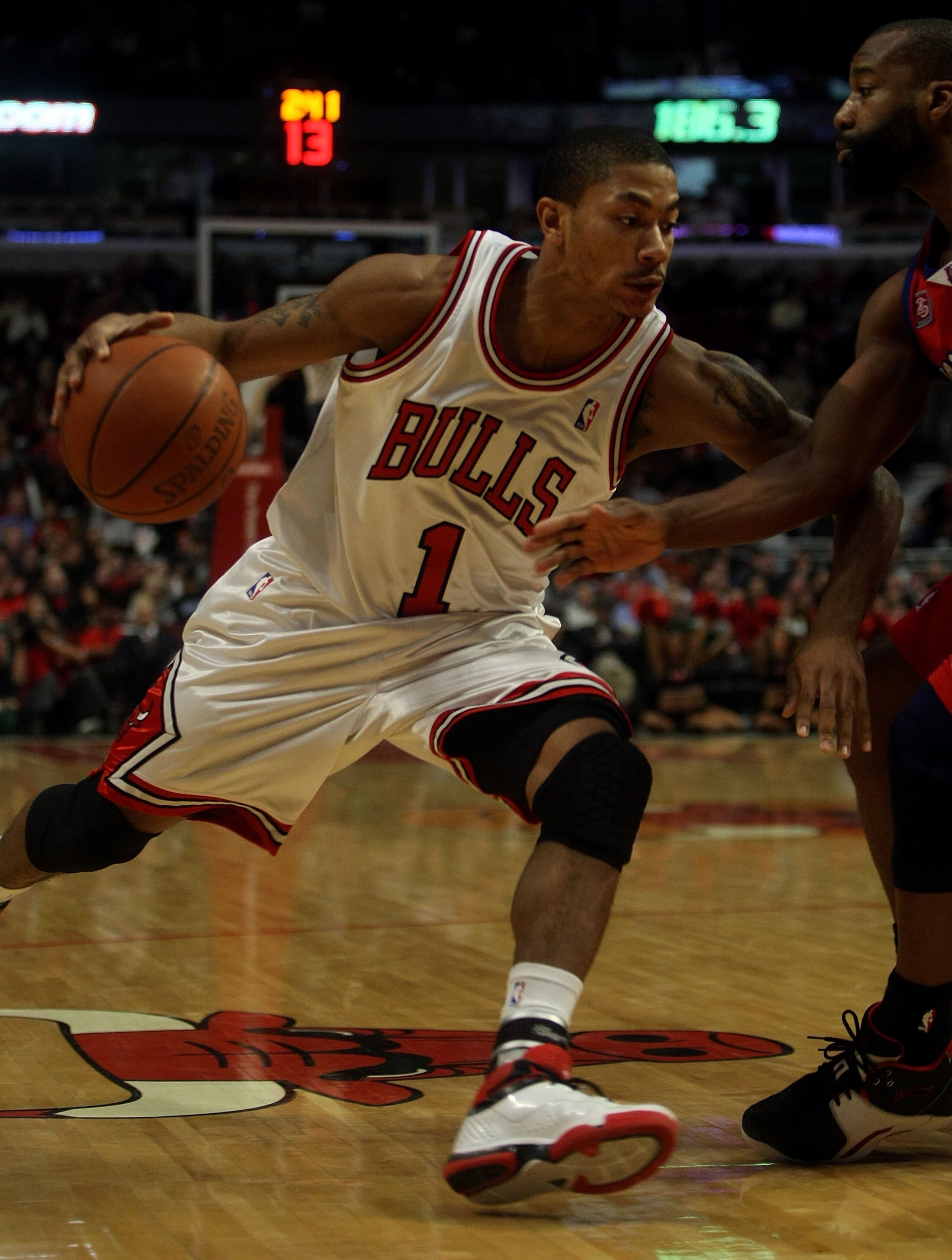CHICAGO - DECEMBER 17:  Derrick Rose #1 of the Chicago Bulls drives against Baron Davis #1 of the Los Angeles Clippers on December 17, 2008 at the United Center in Chicago, Illinois. The Bulls defeated the Clippers 115-109 in overtime. NOTE TO USER: User