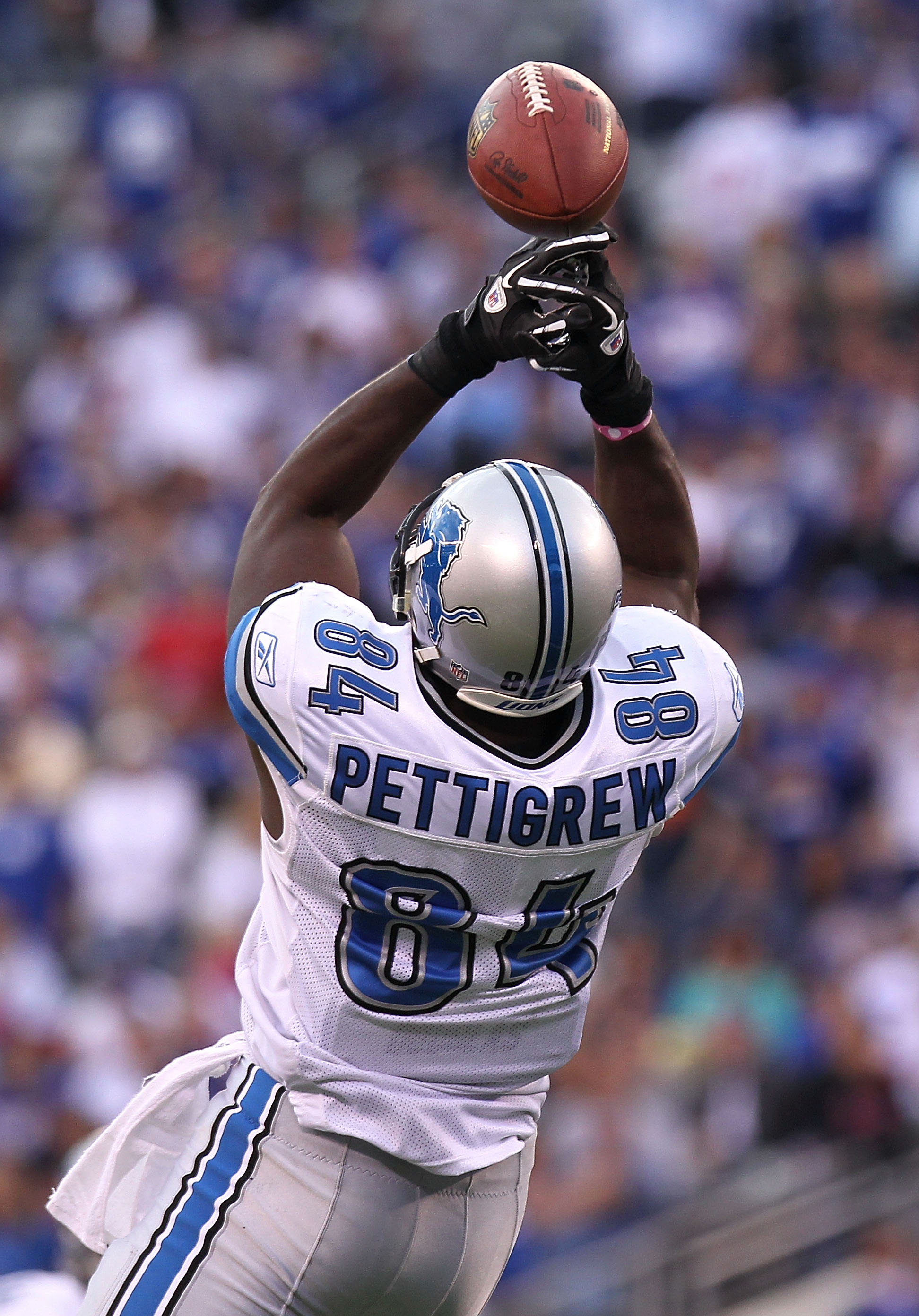 EAST RUTHERFORD, NJ - OCTOBER 17:  Brandon Pettigrew #84 of the Detroit Lions fails to catch a pass in the fourth quarter resulting in an interception against the New York Giants at New Meadowlands Stadium on October 17, 2010 in East Rutherford, New Jerse