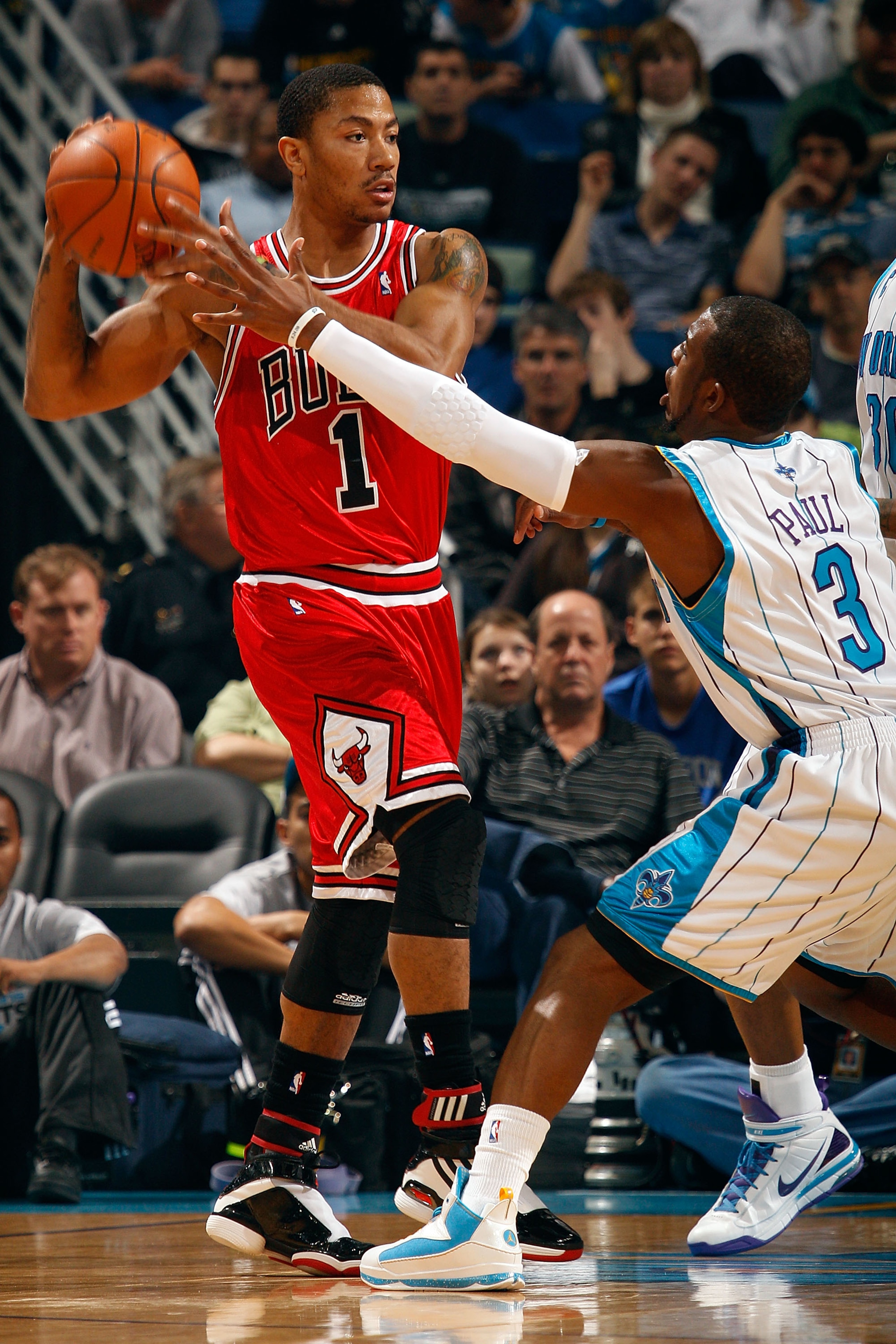NEW ORLEANS - JANUARY 29:  Derrick Rose #1 of the Chicago Bulls looks to pass the ball around Chris Paul #3 of the New Orleans Hornets at the New Orleans Arena on January 29, 2010 in New Orleans, Louisiana.   NOTE TO USER: User expressly acknowledges and
