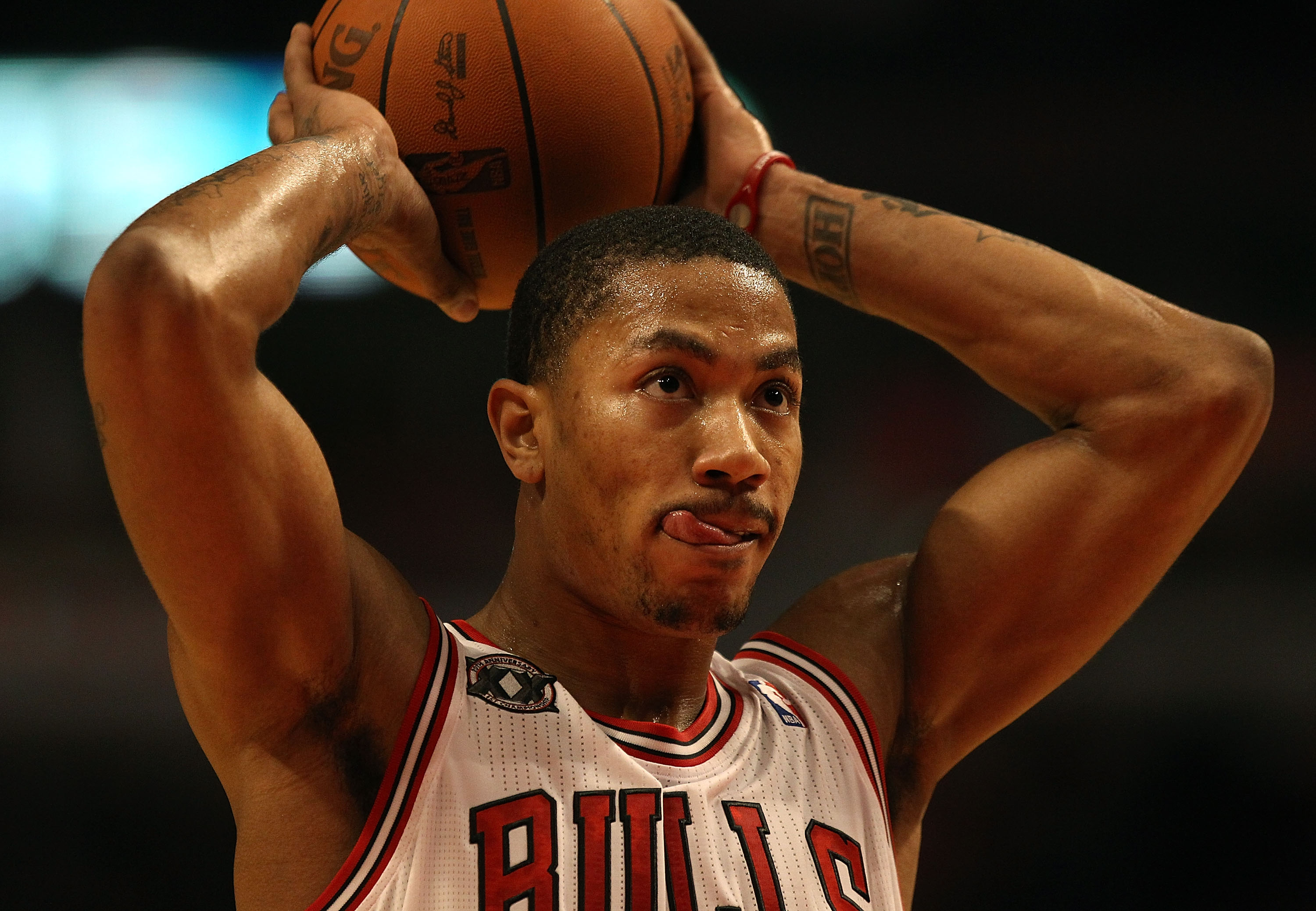 CHICAGO, IL - MARCH 21: Derrick Rose #1 of the Chicago Bulls prepares to shoot a free-throw against the Sacramento Kings at the United Center on March 21, 2011 in Chicago, Illinois. The Bulls defeated the Kings 132-92. NOTE TO USER: User expressly acknowl