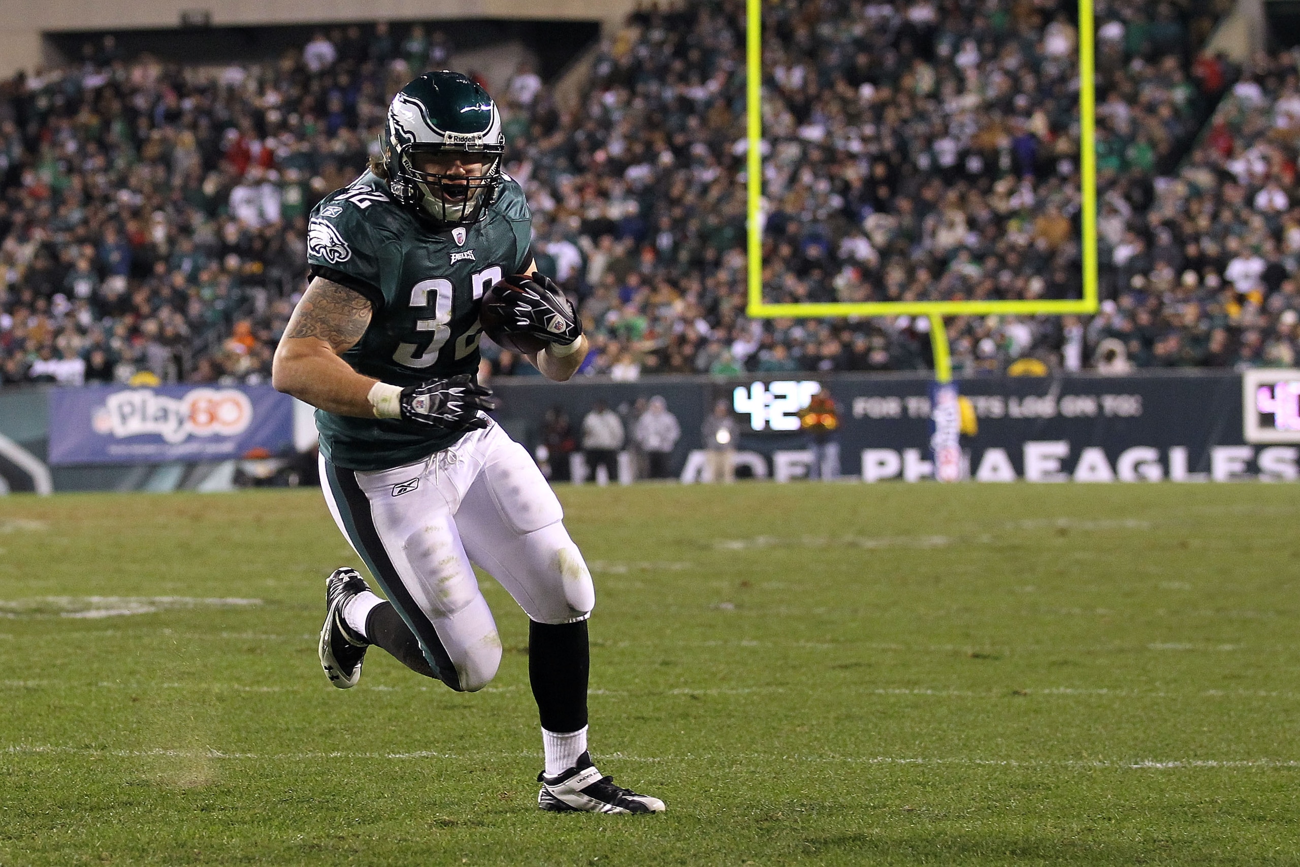 PHILADELPHIA, PA - DECEMBER 02:  Owen Schmitt #32 of the Philadelphia Eagles scores a 5-yard touchdown reception in the fourth quarter against the Houston Texans at Lincoln Financial Field on December 2, 2010 in Philadelphia, Pennsylvania.  (Photo by Al B