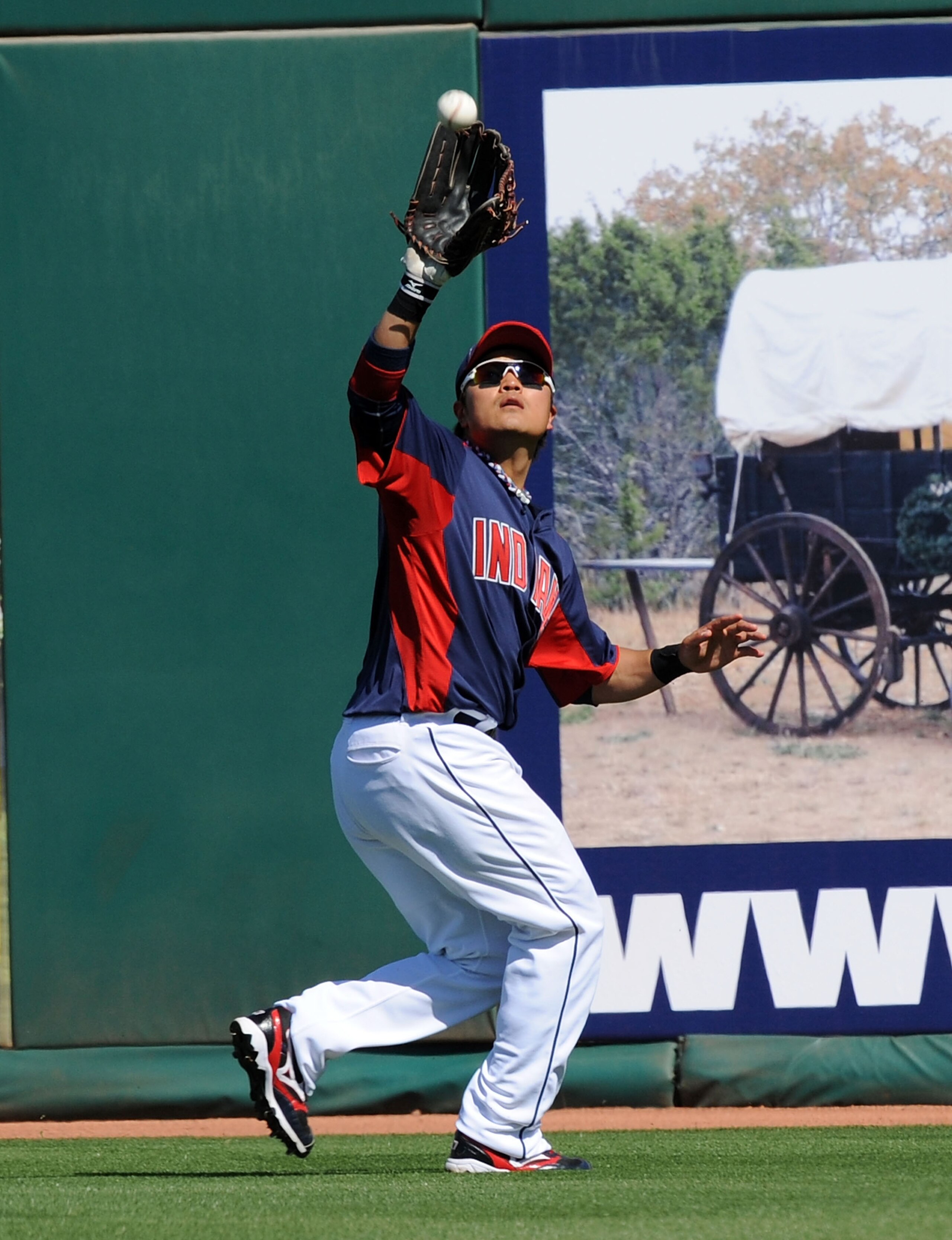 GOODYEAR, AZ - MARCH 11:  Shin-Soo Choo #17 of the Cleveland Indians catches a fly ball against the Seattle Mariners at Goodyear Ballpark on March 11, 2011 in Goodyear, Arizona.  (Photo by Norm Hall/Getty Images)