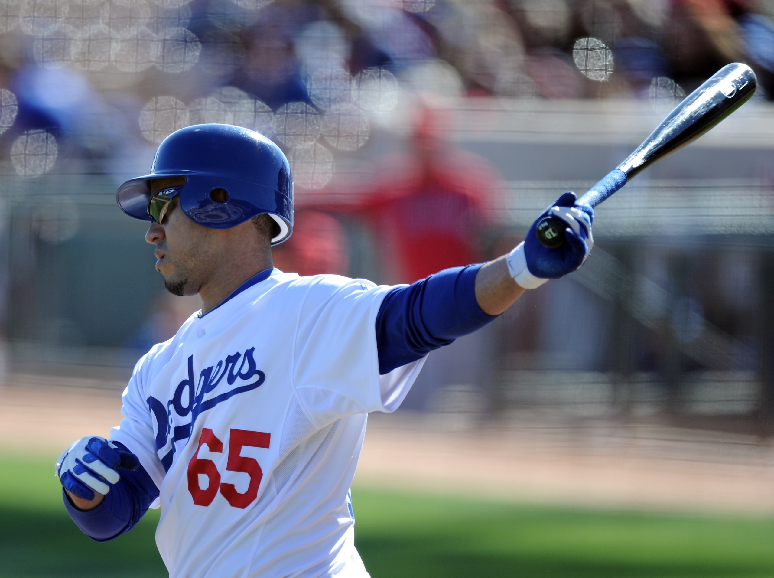 PHOENIX, AZ - FEBRUARY 27:  Ivan De Jesus #65 of the Los Angeles Dodgers warms up during spring training at Camelback Ranch on February 27, 2011 in Phoenix, Arizona.  (Photo by Harry How/Getty Images)