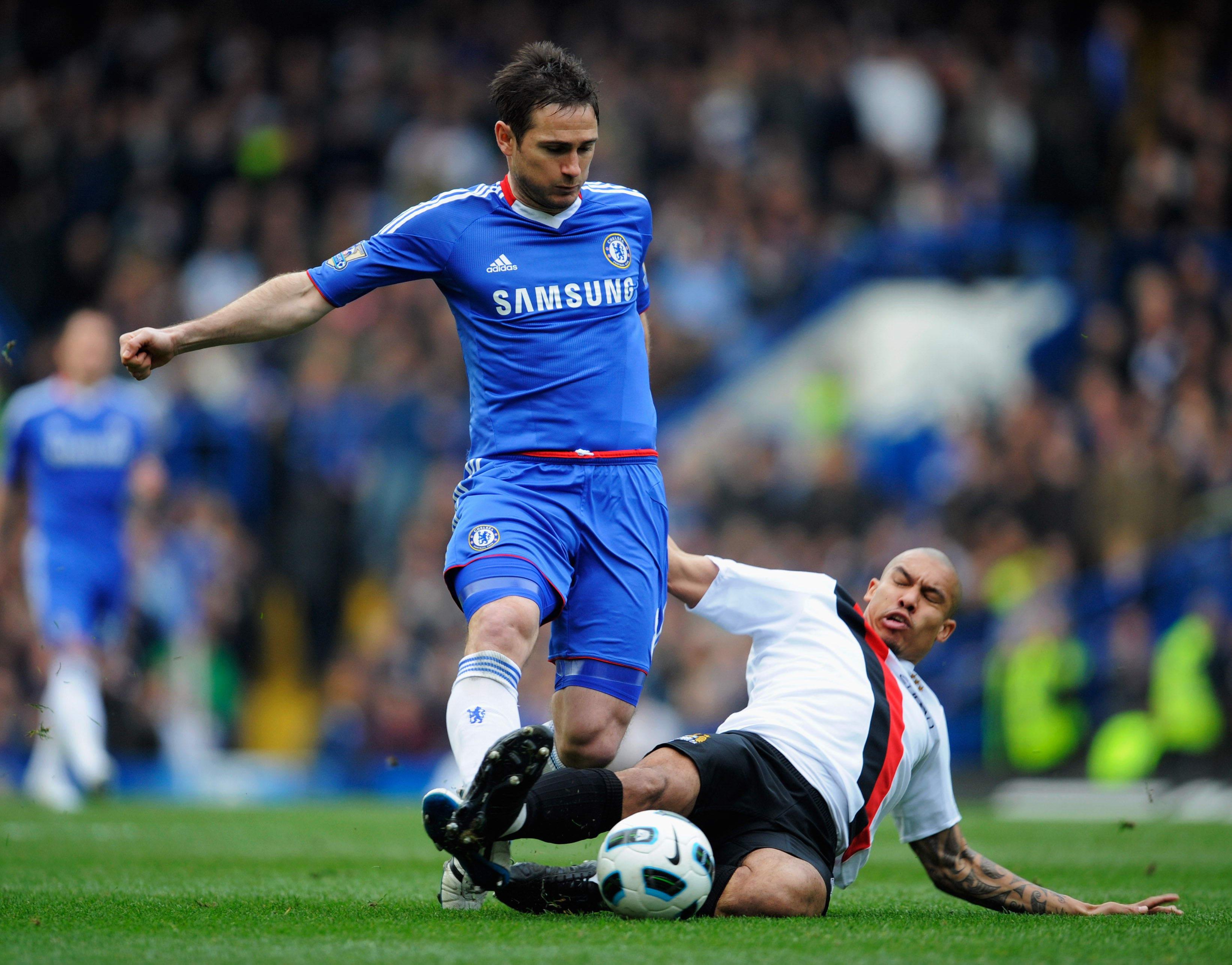 LONDON, ENGLAND - MARCH 20:  Frank Lampard of Chelsea is tackled by Nigel de Jong of Manchester City during the Barclays Premier League match between Chelsea and Manchester City at Stamford Bridge on March 20, 2011 in London, England.  (Photo by Michael R