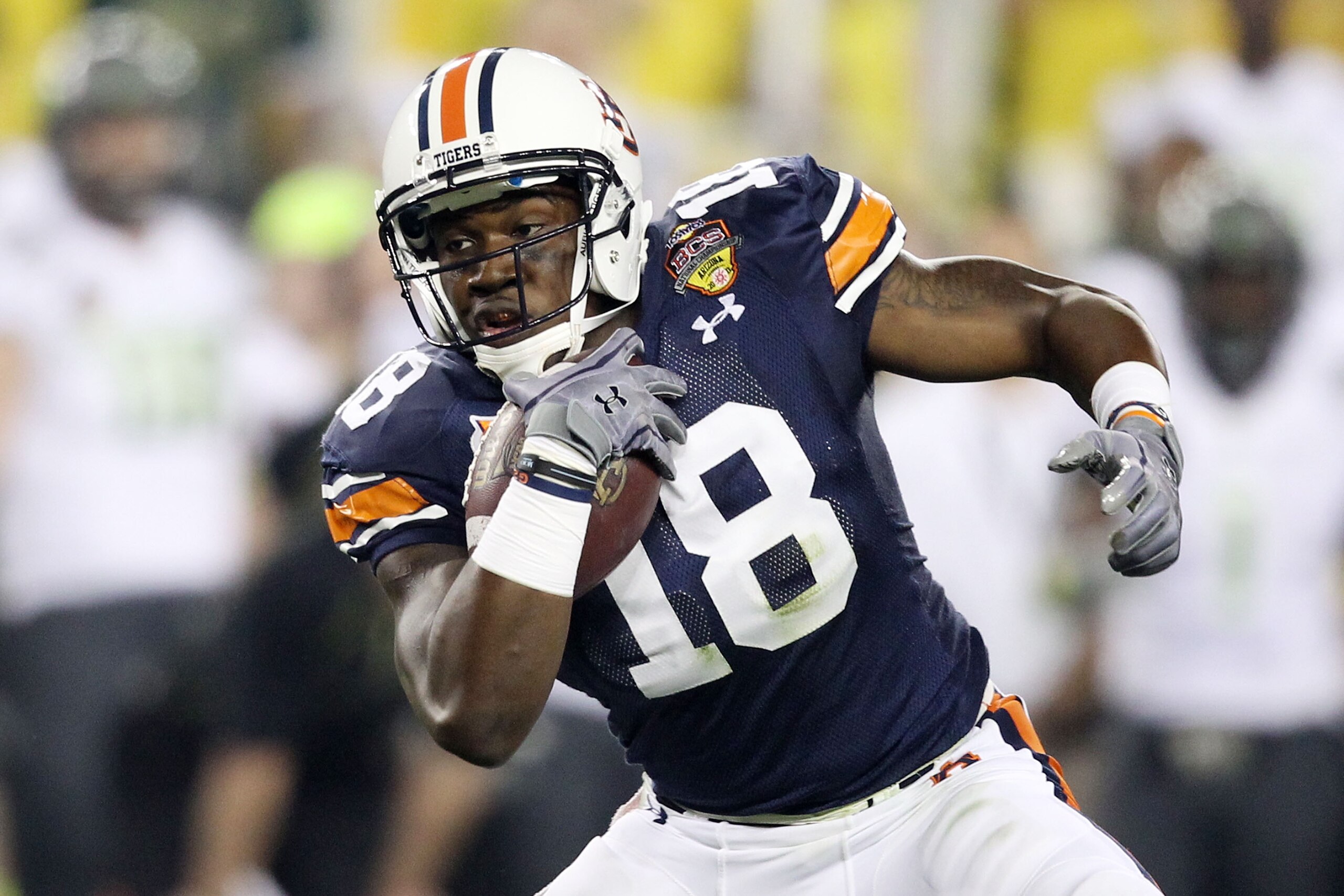 GLENDALE, AZ - JANUARY 10:  Kodi Burns #18 of the Auburn Tigers runs down fields against the Oregon Ducks during the Tostitos BCS National Championship Game at University of Phoenix Stadium on January 10, 2011 in Glendale, Arizona.  (Photo by Christian Pe
