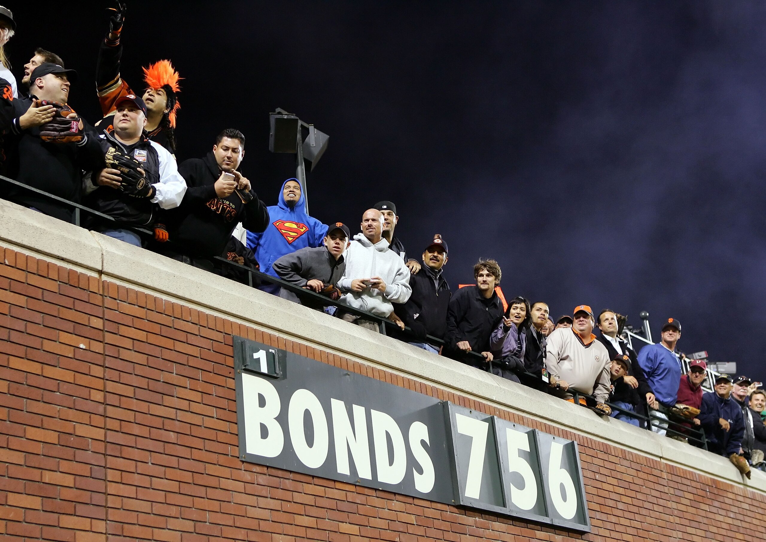 SAN FRANCISCO - AUGUST 07:  Fans look on after Barry Bonds #25 of the San Francisco Giants hit career home run #756 against the Washington Nationals on August 7, 2007 at AT&T Park in San Francisco, California. With his 756th career home run, Barry Bonds s