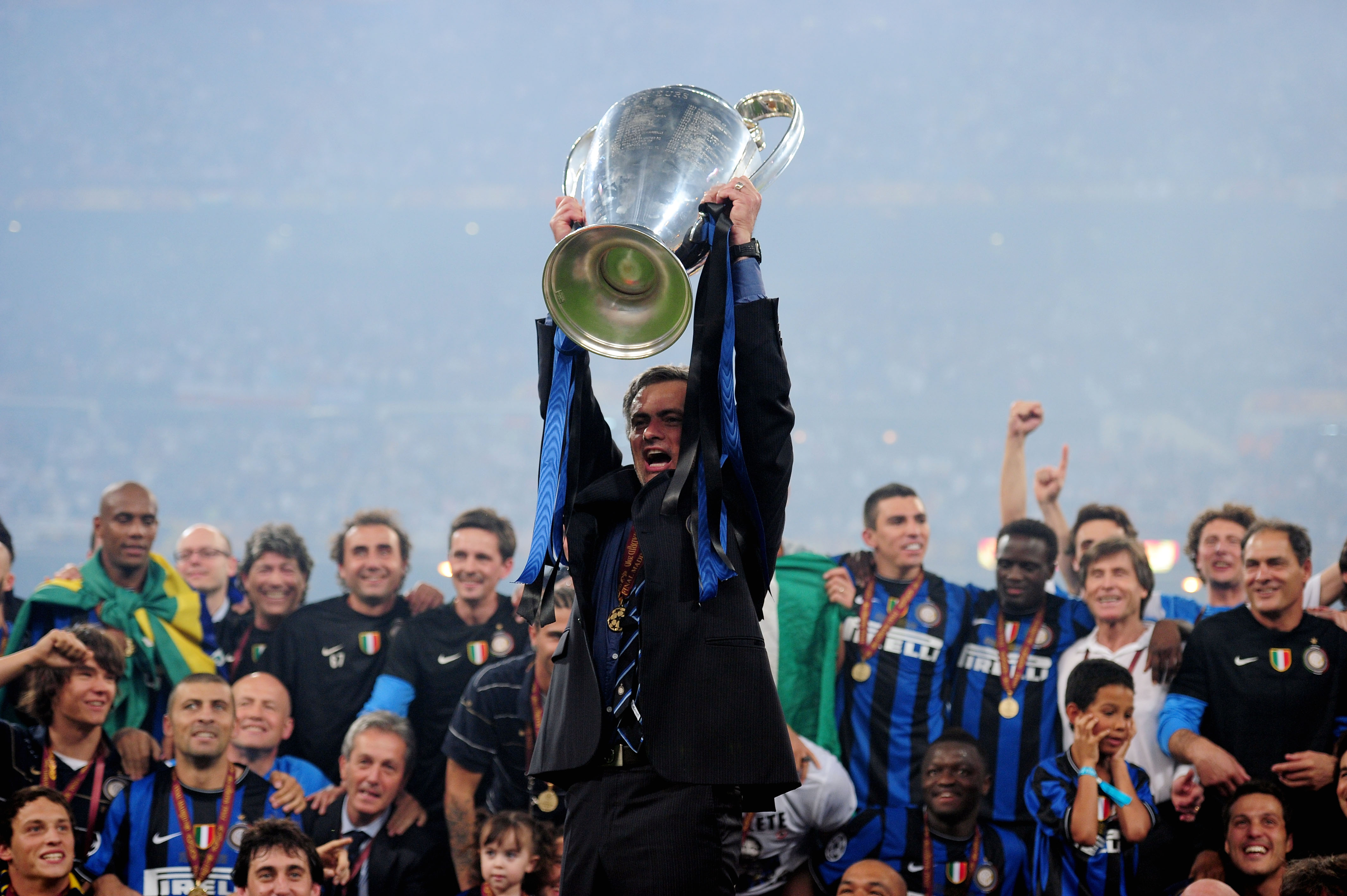 MADRID, SPAIN - MAY 22: Head coach Jose Mourinho of Inter Milan lifts the UEFA Champions League trophy following their team's victory at the end of the UEFA Champions League Final match between FC Bayern Muenchen and Inter Milan at the Estadio Santiago Be