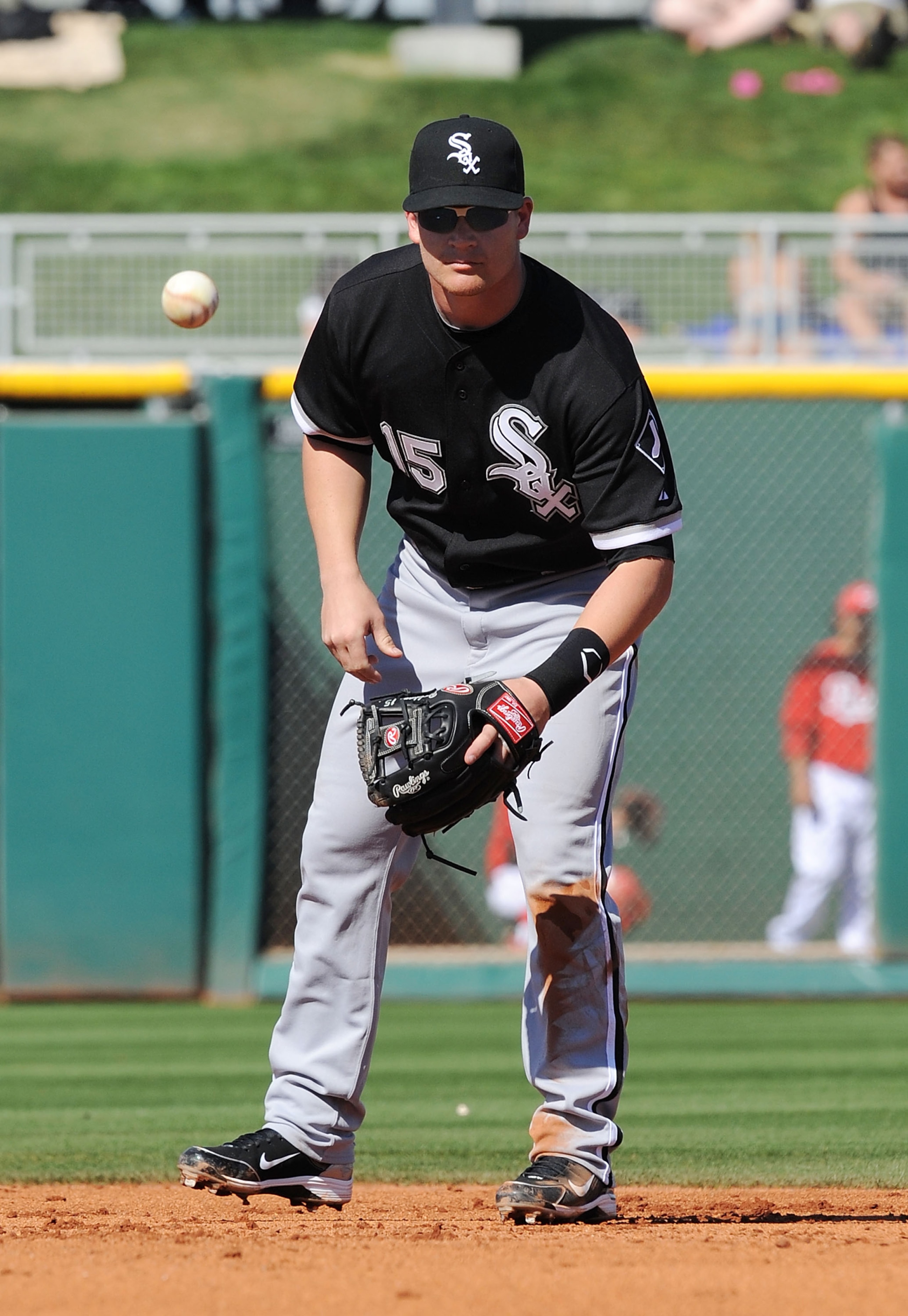 GOODYEAR, AZ - MARCH 02:  Gordon Beckham #15 of the Chicago White Sox fields a ground ball against the Cincinnati Reds during a spring training game at Goodyear Ballpark on March 2, 2011 in Goodyear, Arizona.  (Photo by Norm Hall/Getty Images)