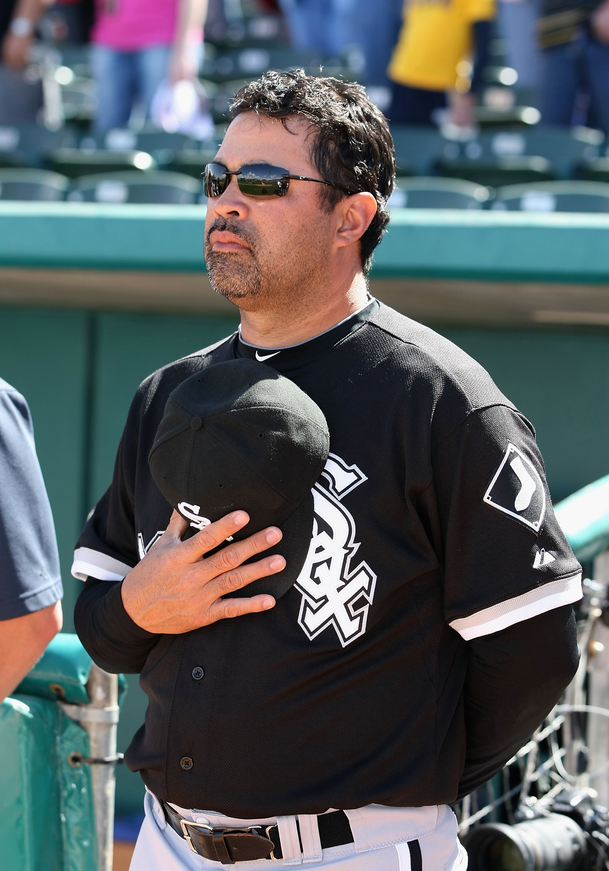 Chicago White Sox manager Ozzie Guillen (R) argues with home plate