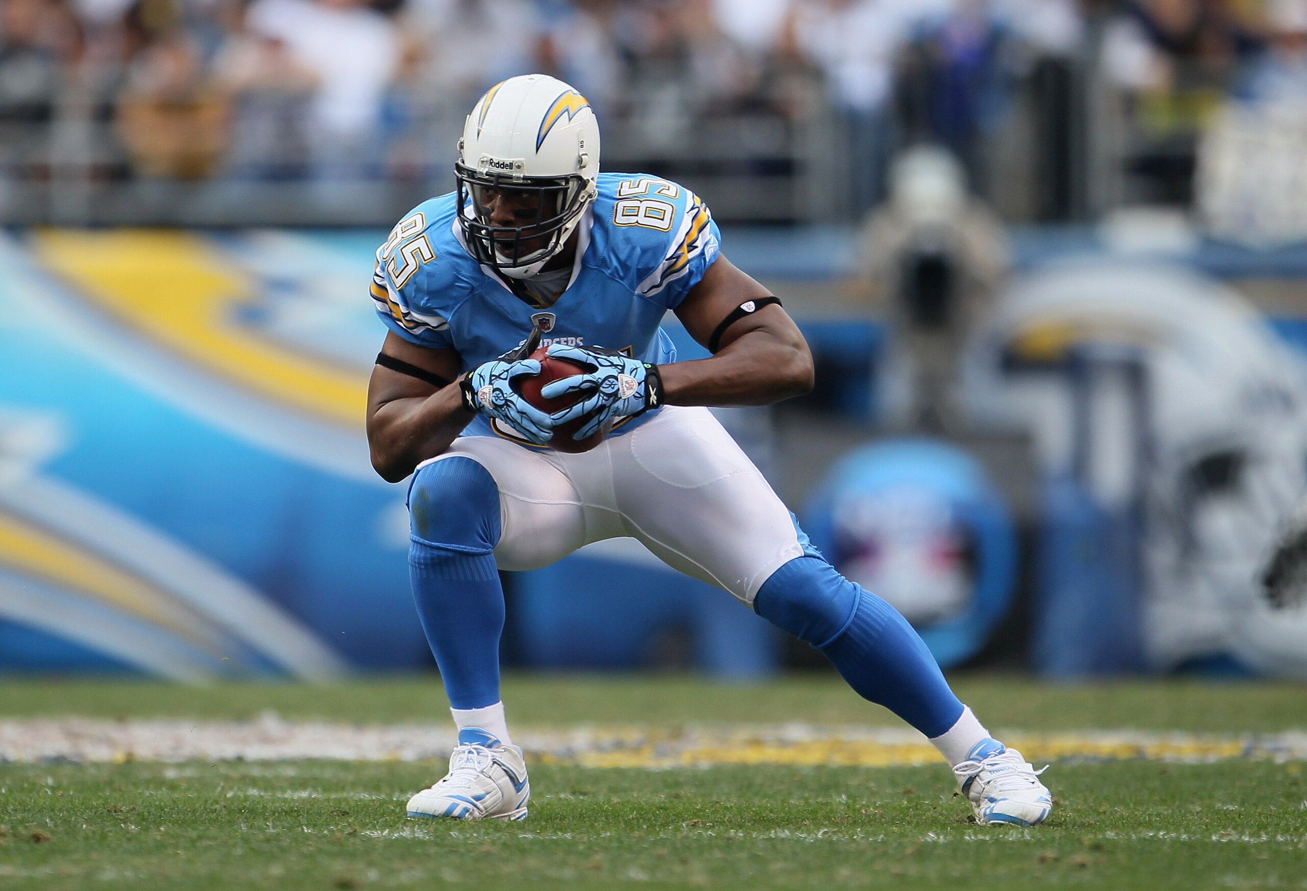 SAN DIEGO - DECEMBER 05:  Tight end Antonio Gates #85 of the San Diego Chargers carries the ball against the Oakland Raiders at Qualcomm Stadium on December 5, 2010 in San Diego, California. The Raiders defeated the Chargers 28-13.  (Photo by Jeff Gross/G