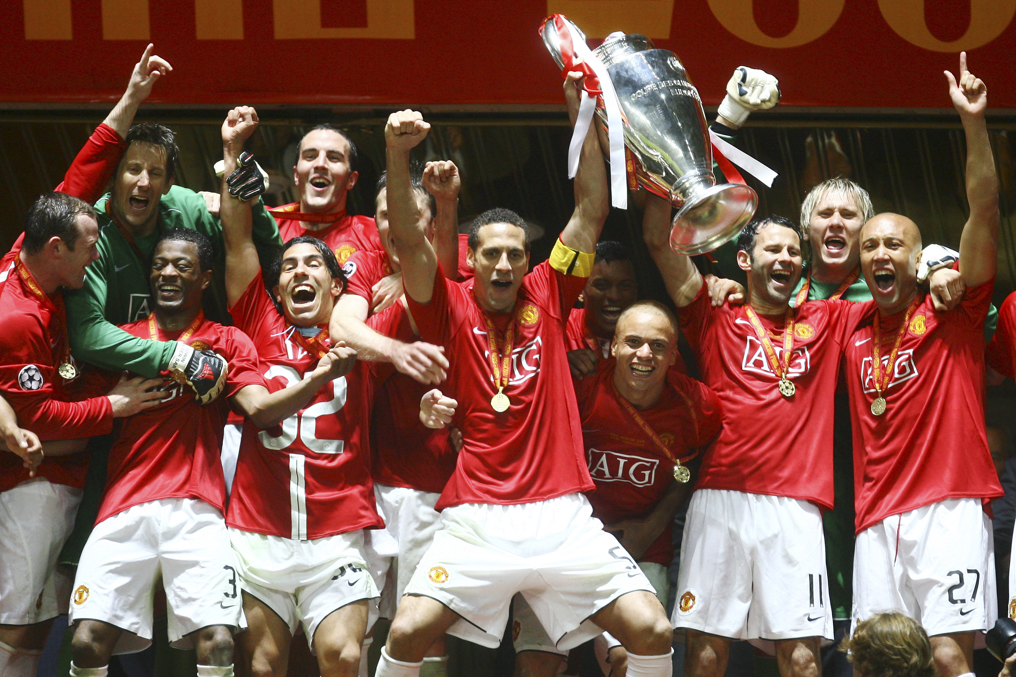 MOSCOW - MAY 21: Manchester United players celebrate with the trophy following their team's victory during the UEFA Champions League Final match between Manchester United and Chelsea at the Luzhniki Stadium on May 21, 2008 in Moscow, Russia. (Photo by Jul