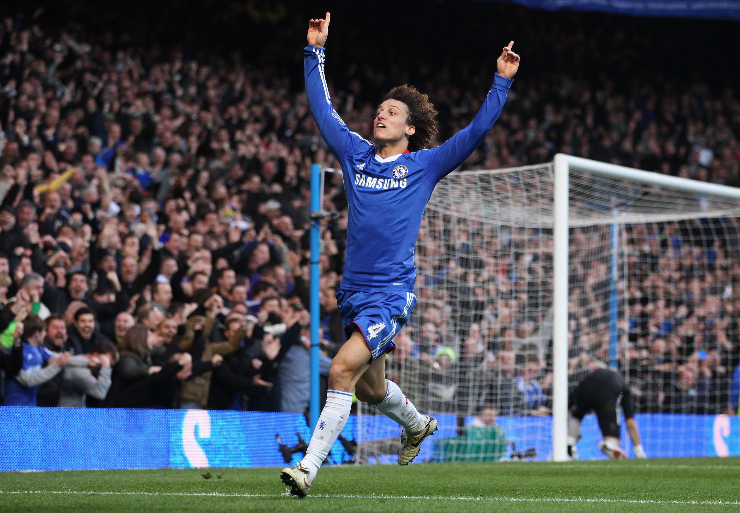 LONDON, ENGLAND - MARCH 20:  David Luiz of Chelsea celebrates as he scores their first goal during the Barclays Premier League match between Chelsea and Manchester City at Stamford Bridge on March 20, 2011 in London, England.  (Photo by Scott Heavey/Getty
