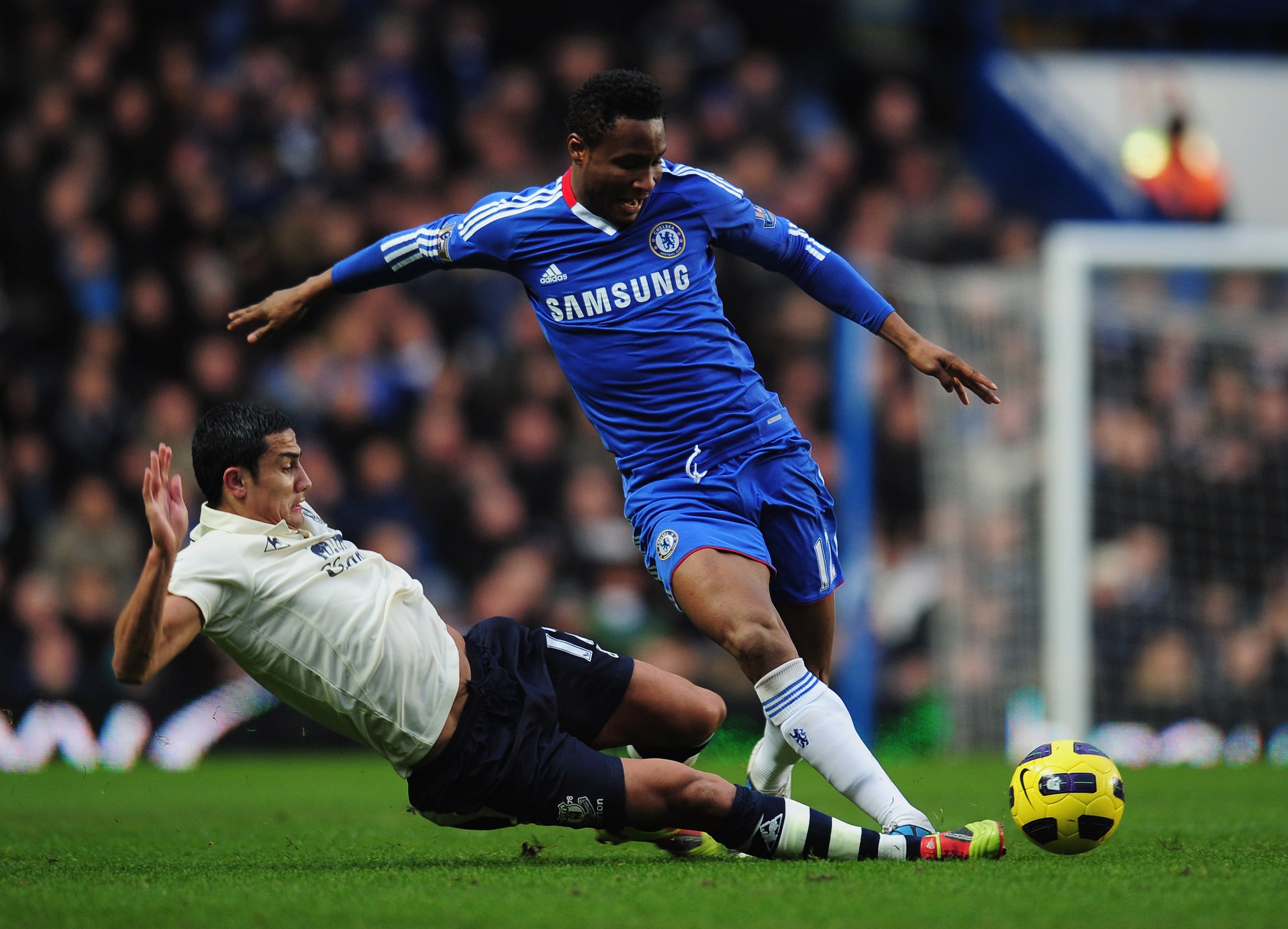 LONDON, ENGLAND - DECEMBER 04:  Tim Cahill of Everton tackles John Obi Mikel of Chelsea during the Barclays Premier League match between Chelsea and Everton at Stamford Bridge on December 4, 2010 in London, England.  (Photo by Shaun Botterill/Getty Images