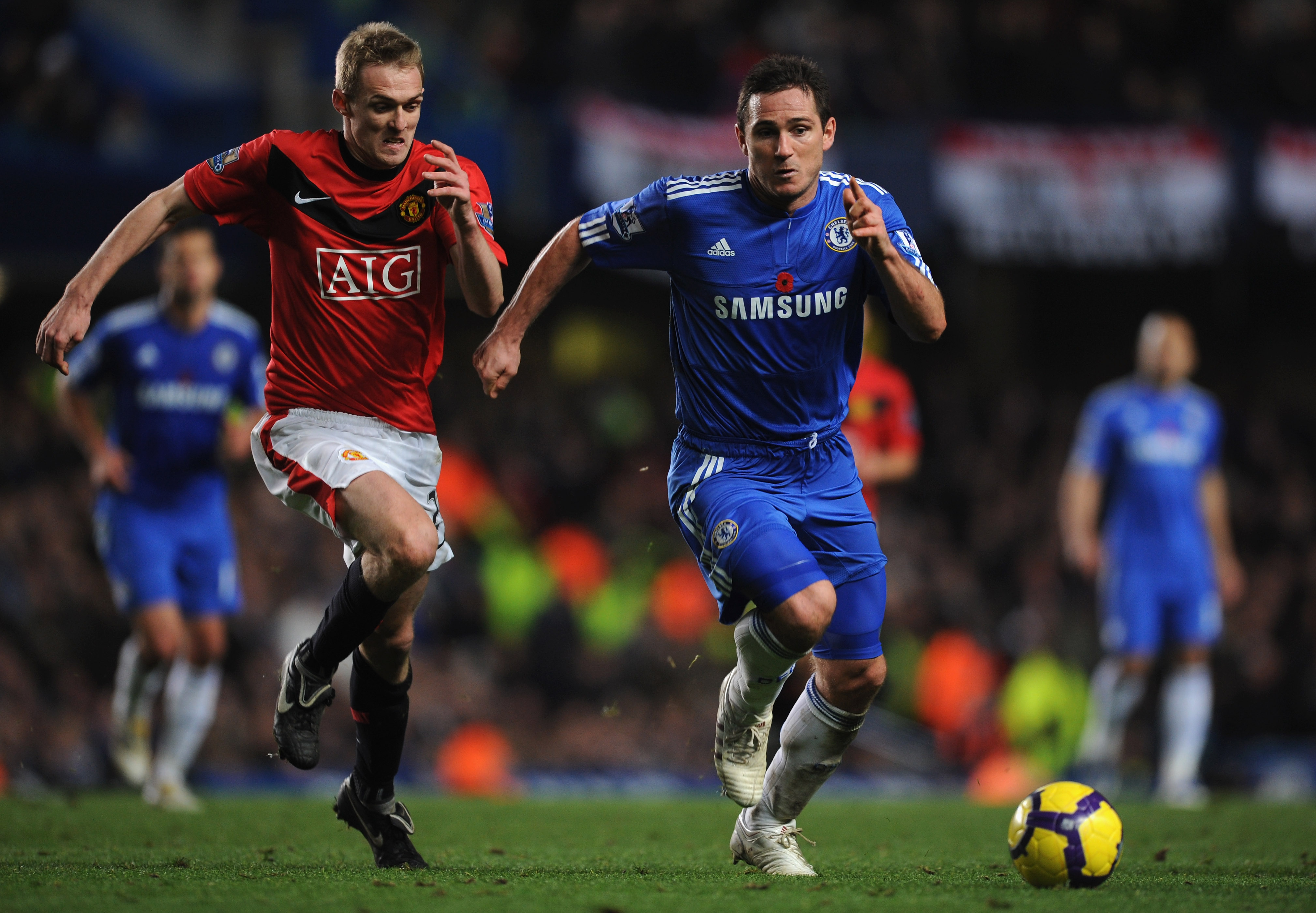 LONDON, ENGLAND - NOVEMBER 08:  Darren Fletcher of Manchester United and Frank Lampard of Chelsea pursue the ball during the Barclays Premier League match between Chelsea and Manchester United at Stamford Bridge on November 8, 2009 in London, England.  (P