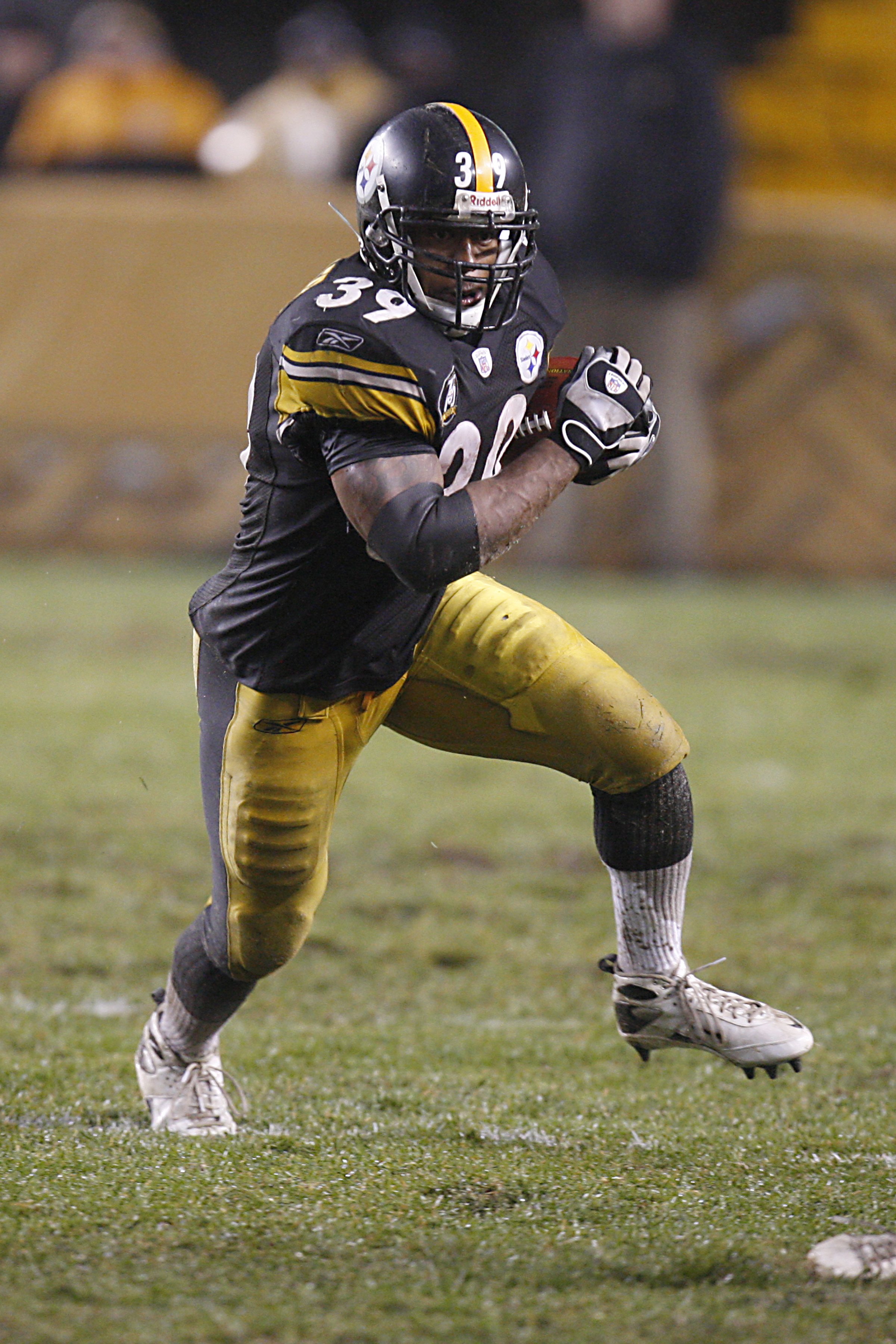 PITTSBURGH - NOVEMBER 26:  Willie Parker #39 of the Pittsburgh Steelers carries the ball during the NFL game against the Miami Dolphins at Heinz Field on November 26, 2007 in Pittsburgh, Pennsylvania. (Photo by Gregory Shamus/Getty Images)