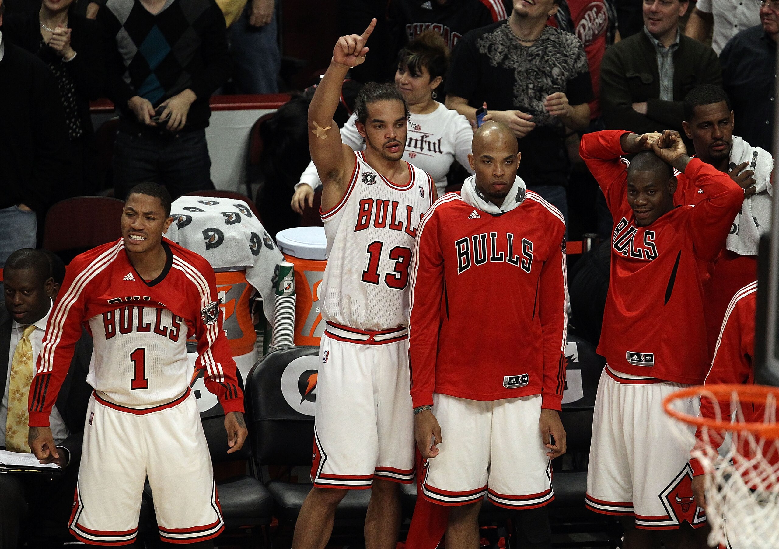 CHICAGO, IL - MARCH 11: (L-R) Derrick Rose #1, Joakim Noah #13, Taj Gibson #22, Ronnie Brewer #11 and Kurt Thomas #40 of the Chicago Bulls encourage teammates against the Atlanta Hawks at the United Center on March 11, 2011 in Chicago, Illinois. The Bulls