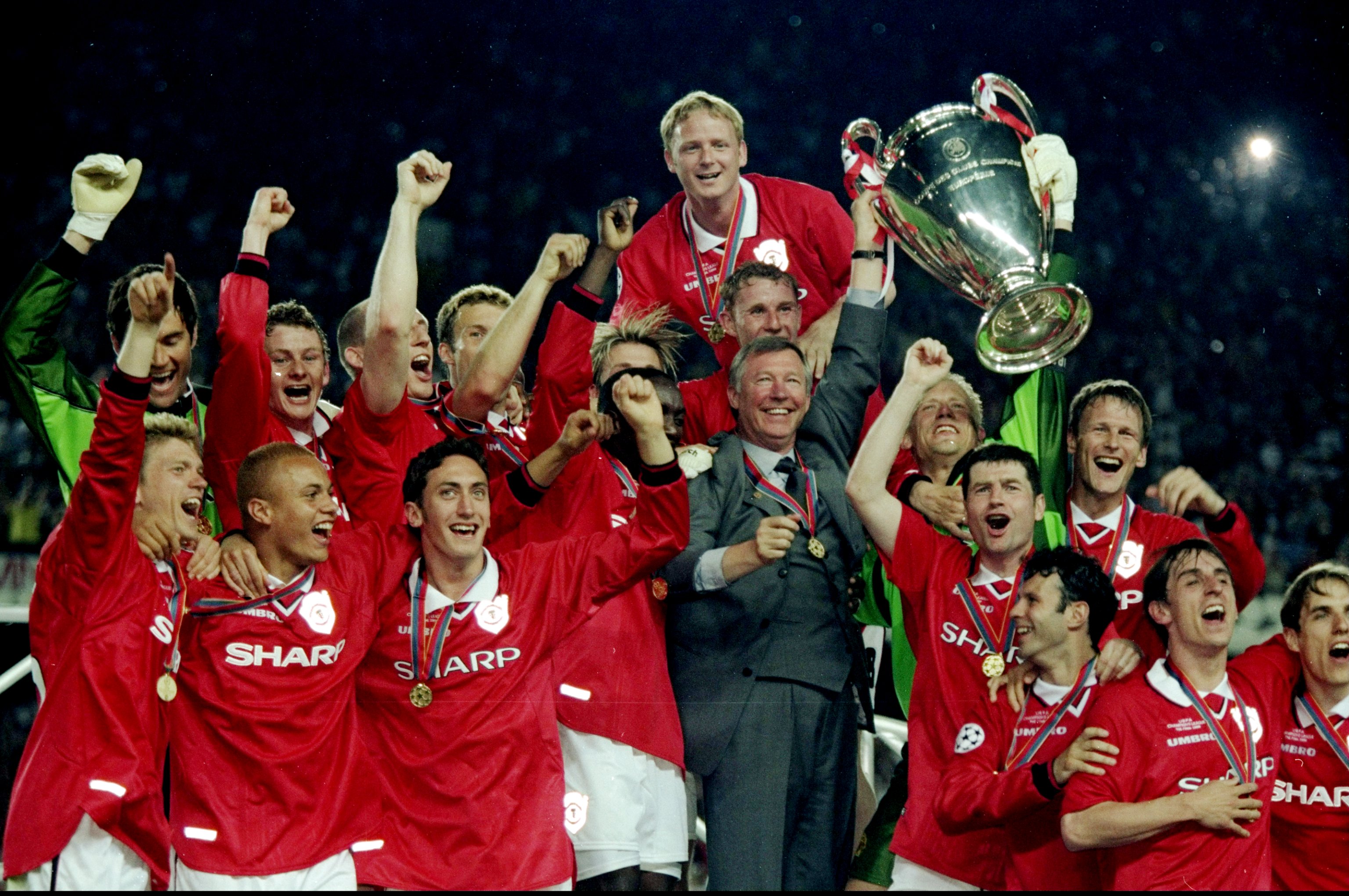 26 May 1999:  Manchester United celebrate with the trophy after their 2-1 victory over Bayern Munich in the UEFA Champions League Final at the Nou Camp in Barcelona, Spain.  \ Mandatory Credit: Phil Cole /Allsport