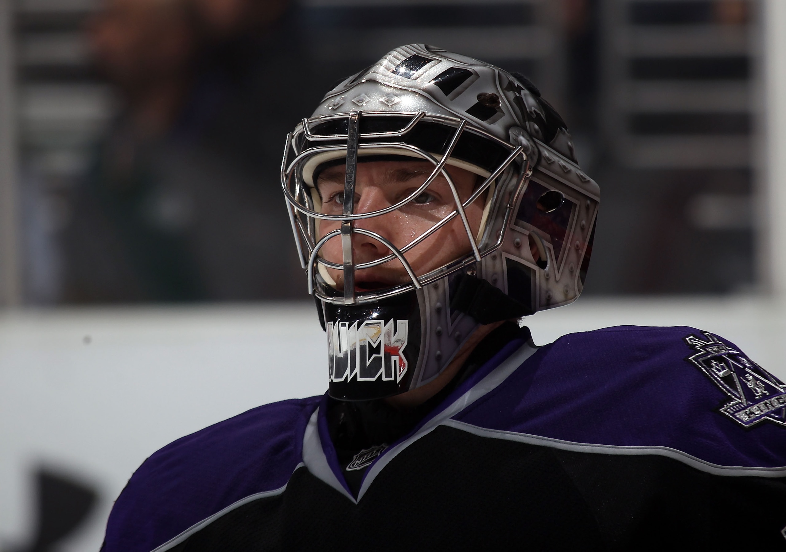 LOS ANGELES, CA - JANUARY 10:  Jonathan Quick #32 of the Los Angeles Kings tends net against the Toronto Maple Leafs at the Staples Center on January 10, 2011 in Los Angeles, California.  (Photo by Bruce Bennett/Getty Images)
