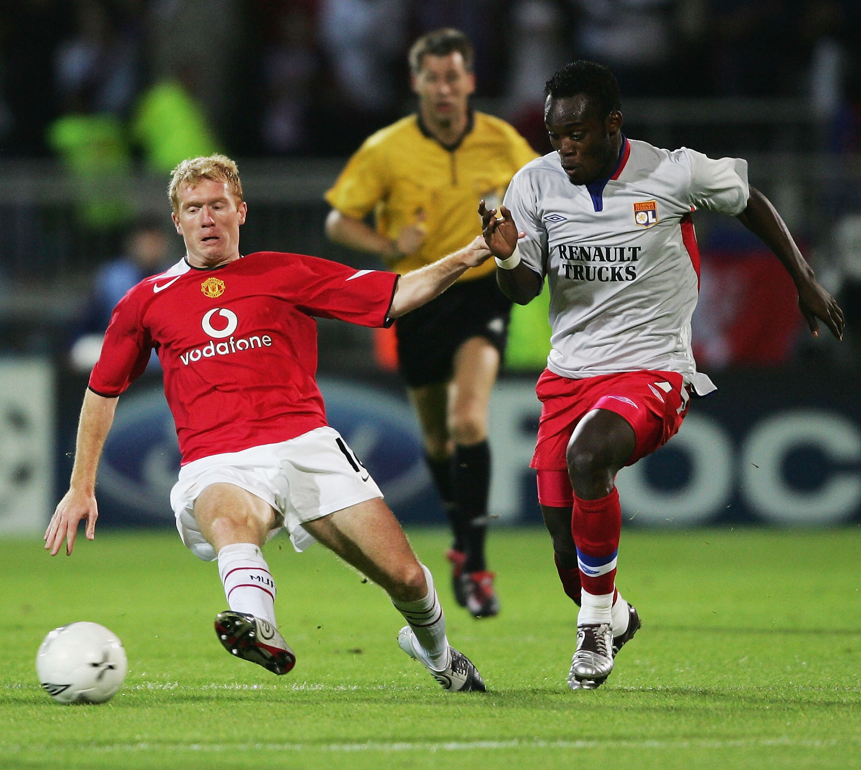 LYON, FRANCE - SEPTEMBER 15:  Paul Scholes of Manchester United battles with Mickael Essien of Lyon during the UEFA Champions League Group D match between Olympique Lyonnais and Manchester United at the Municipal de Garland Stadium on September 15, 2004 i