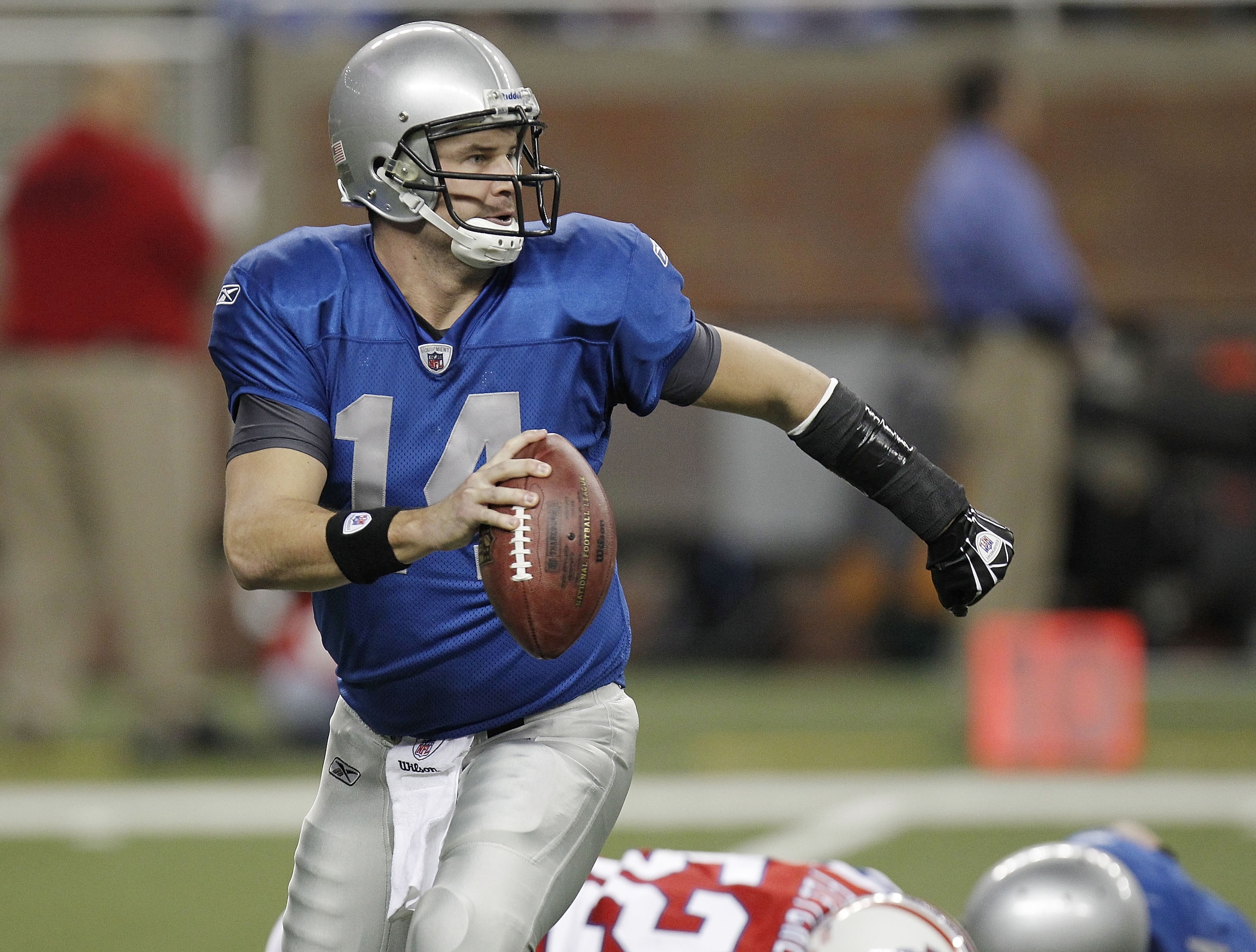 DETROIT - NOVEMBER 25:  Shaun Hill #14 of the Detroit Lions looks for a open reciever while playing the New England Patriots on November 25, 2010 at Ford Field in Detroit, Michigan.  (Photo by Gregory Shamus/Getty Images)