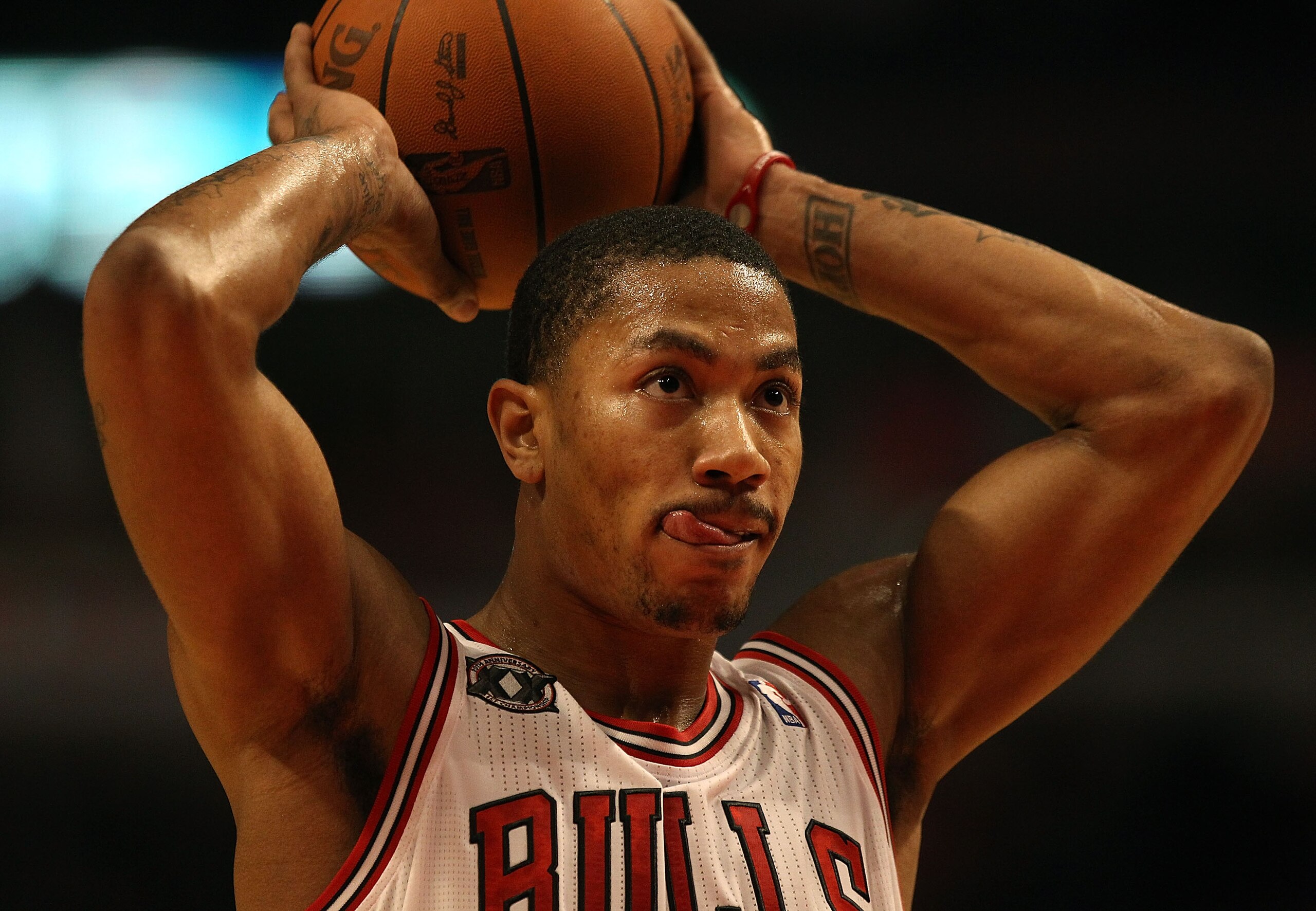 CHICAGO, IL - MARCH 21: Derrick Rose #1 of the Chicago Bulls prepares to shoot a free-throw against the Sacramento Kings at the United Center on March 21, 2011 in Chicago, Illinois. The Bulls defeated the Kings 132-92. NOTE TO USER: User expressly acknowl CHICAGO, IL - MARCH 21: Derrick Rose #1 of the Chicago Bulls prepares to shoot a free-throw against the Sacramento Kings at the United Center on March 21, 2011 in Chicago, Illinois. The Bulls defeated the Kings 132-92. NOTE TO USER: User expressly acknowl