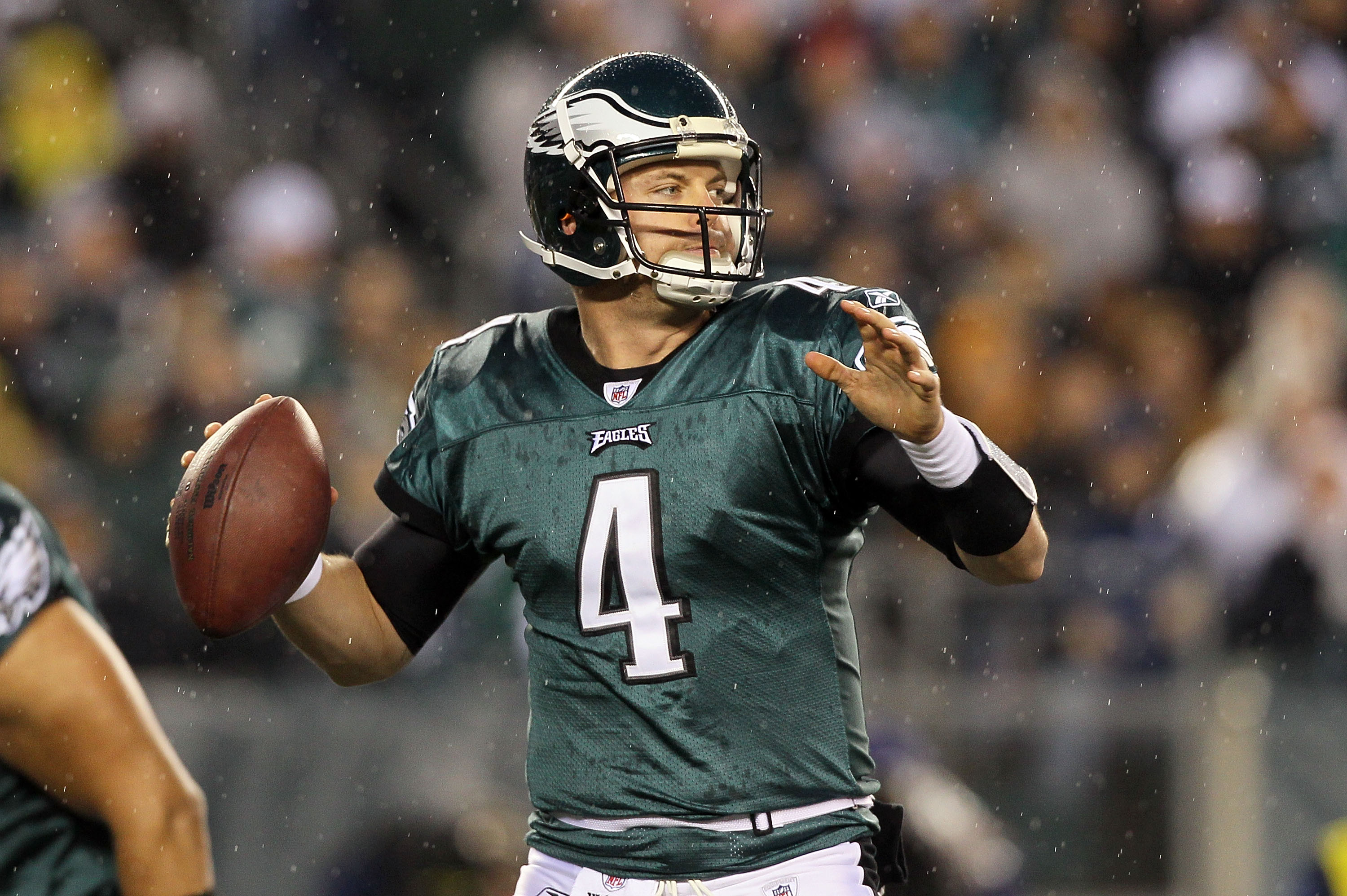 PHILADELPHIA, PA - JANUARY 02: Kevin Kolb #4 of the Philadelphia Eagles throws a pass against the Dallas Cowboys on January 2, 2011 at Lincoln Financial Field in Philadelphia, Pennsylvania. (Photo by Jim McIsaac/Getty Images)