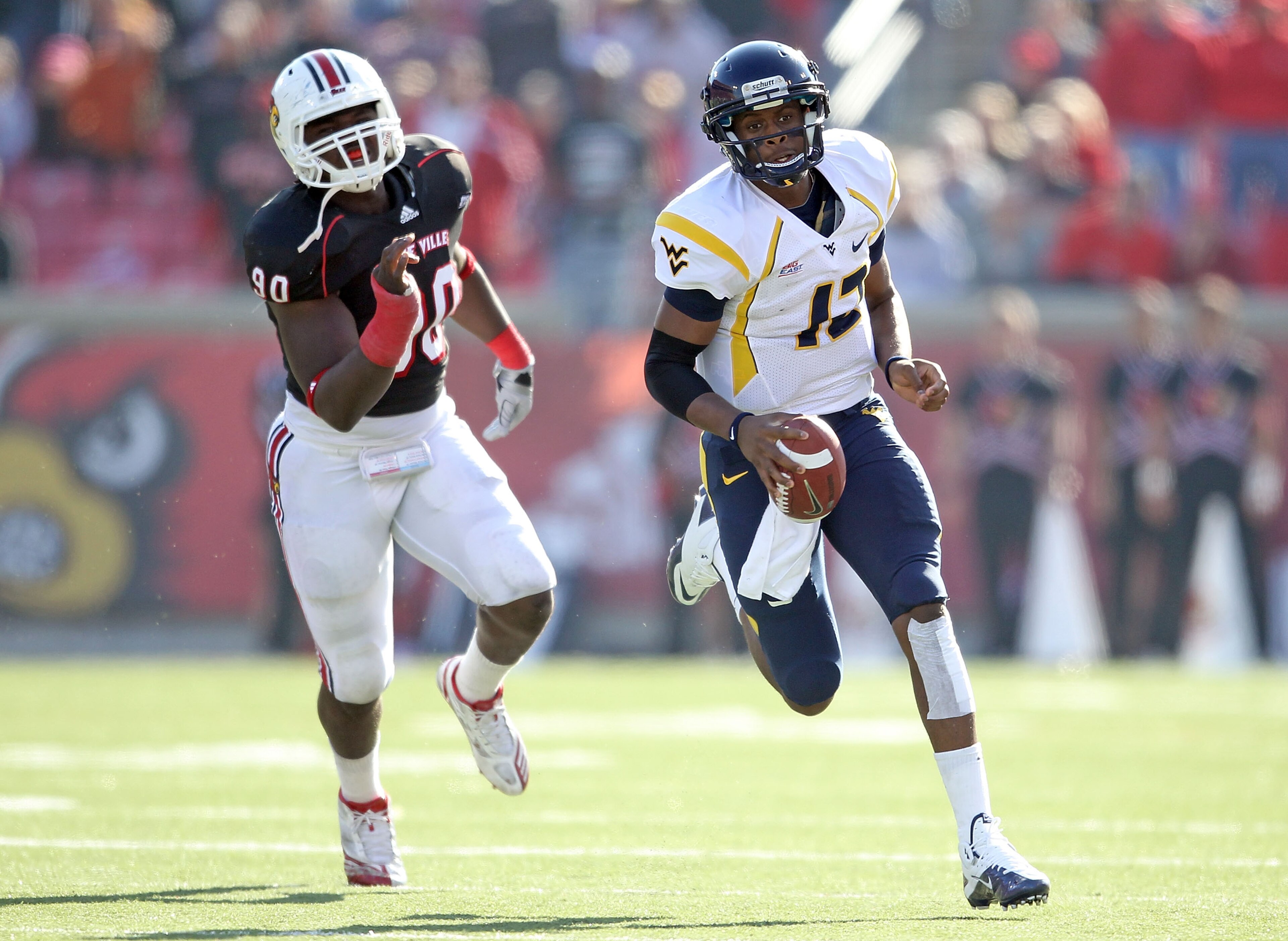 LOUISVILLE, KY - NOVEMBER 20: Geno Smith#12 of the West Virginia Mountaineers runs with the ball during the Big East Conference game against the Louisville Cardinals at Papa John's Cardinal Stadium on November 20, 2010 in Louisville, Kentucky. (Photo by LOUISVILLE, KY - NOVEMBER 20: Geno Smith#12 of the West Virginia Mountaineers runs with the ball during the Big East Conference game against the Louisville Cardinals at Papa John's Cardinal Stadium on November 20, 2010 in Louisville, Kentucky. (Photo by
