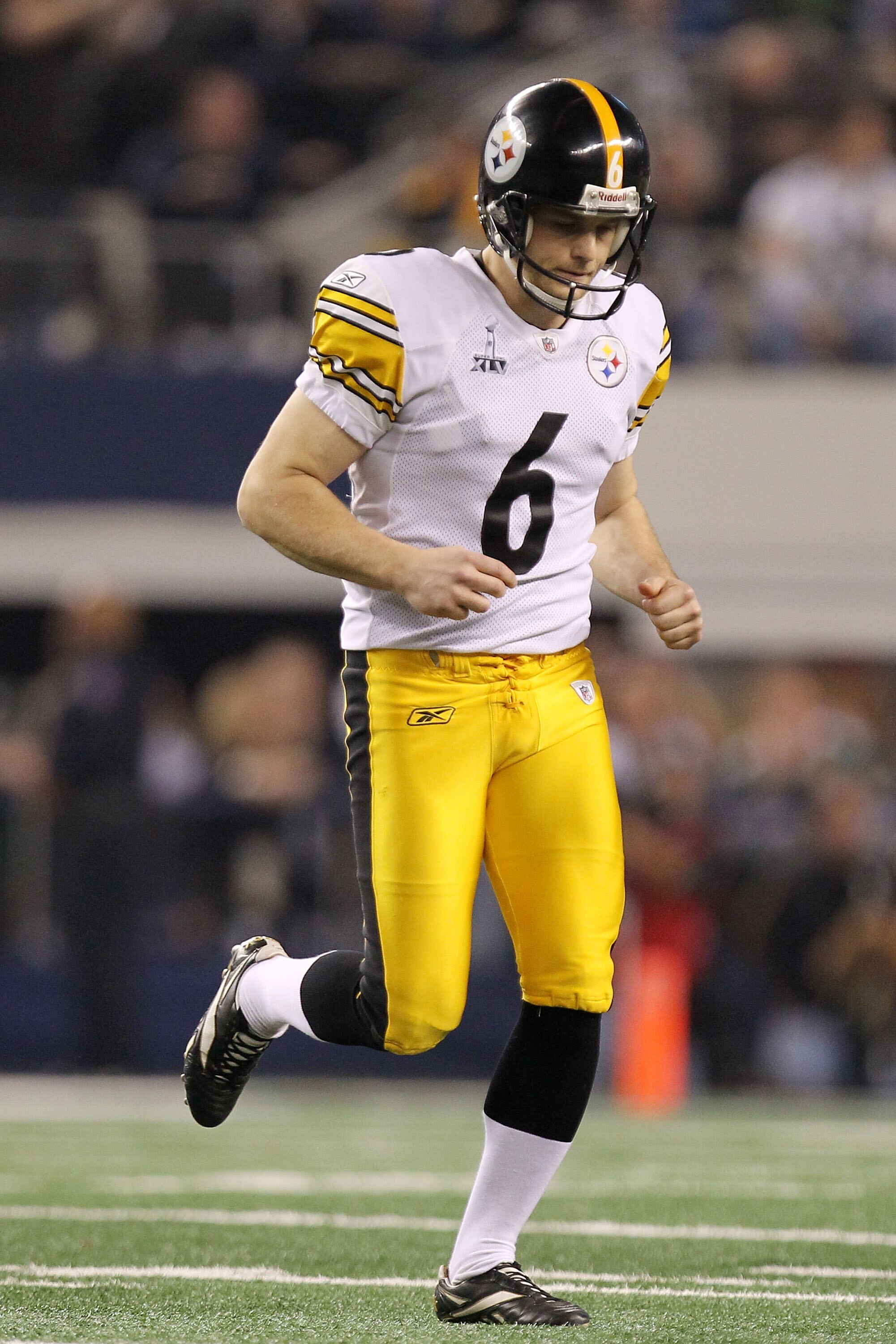 ARLINGTON, TX - FEBRUARY 06:  Shaun Suisham #6 of the Pittsburgh Steelers runs off of the field after missing a field goal attempt against the Green Bay Packers during the third quarter of Super Bowl XLV at Cowboys Stadium on February 6, 2011 in Arlington