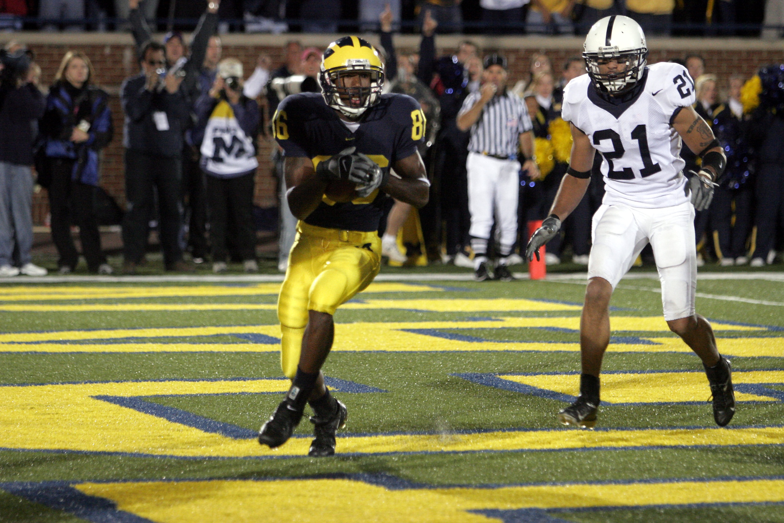 ANN ARBOR, MI - OCTOBER 15:  Mario Manningham #86 of the Michigan Wolverines scores on a 10-yard touchdown pass as time runs out to win the game against the Penn State Nittany Lions on October 15, 2005 at Michigan Stadium in Ann Arbor, Michigan. Michigan