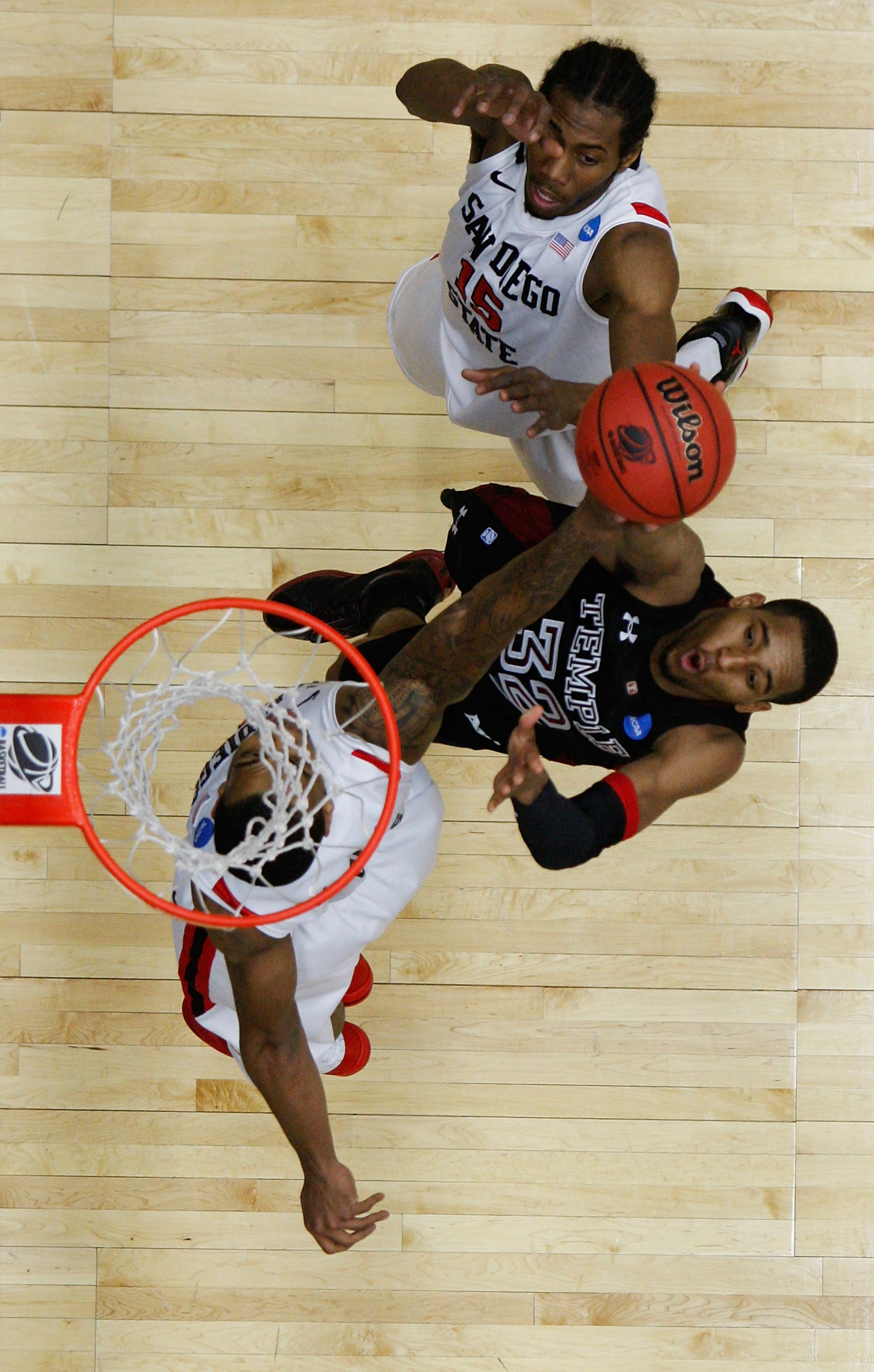 TUCSON, AZ - MARCH 19:  Rahlir Jefferson #32 of the Temple Owls shoots against Kawhi Leonard #15 and Malcolm Thomas #4 of the San Diego State Aztecs during the third round of the 2011 NCAA men's basketball tournament at McKale Center on March 19, 2011 in
