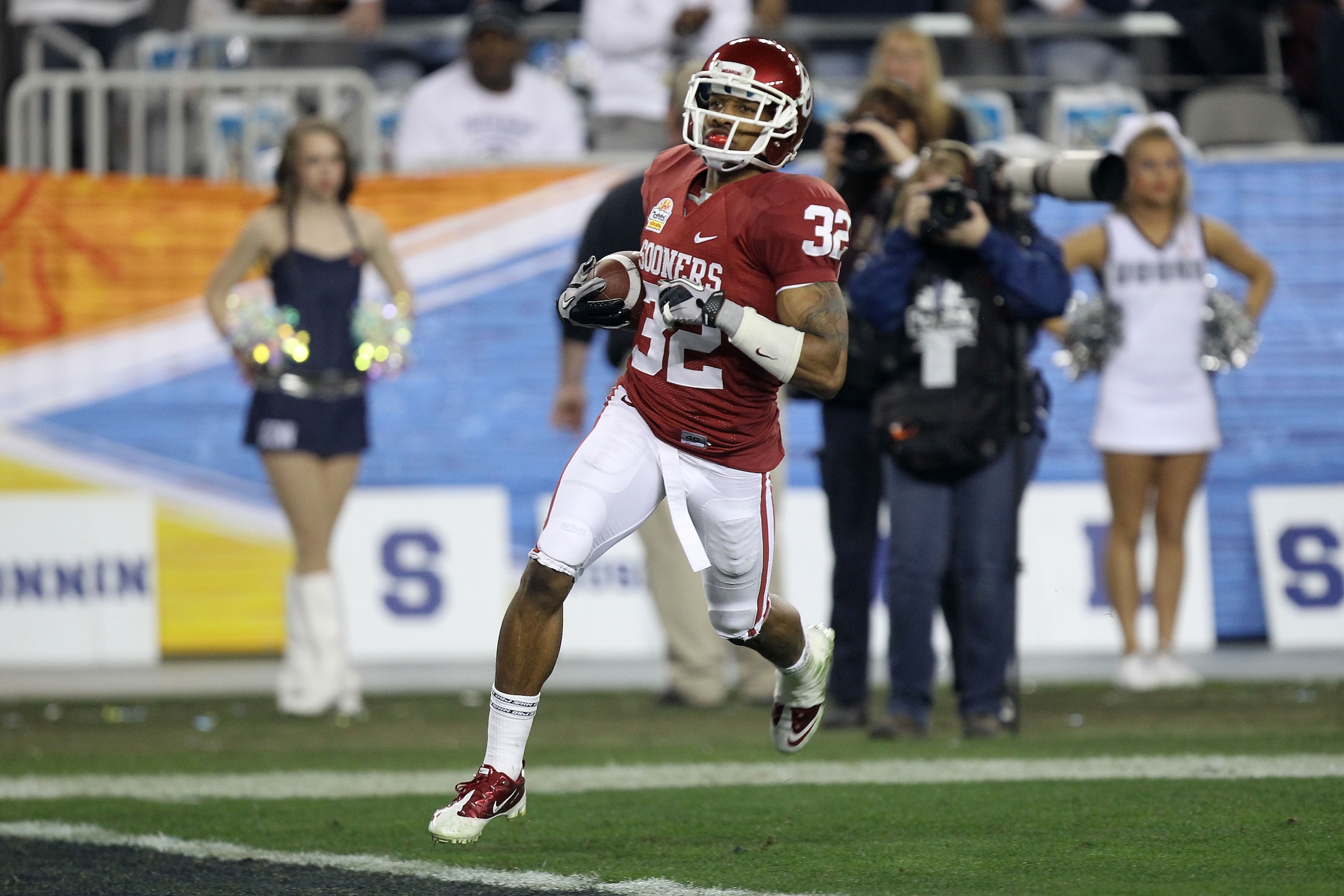 GLENDALE, AZ - JANUARY 01:  Jamell Fleming #32 of the Oklahoma Sooners scores a touchdown on an interception return against the Connecticut Huskies during the Tostitos Fiesta Bowl at the Universtity of Phoenix Stadium on January 1, 2011 in Glendale, Arizo