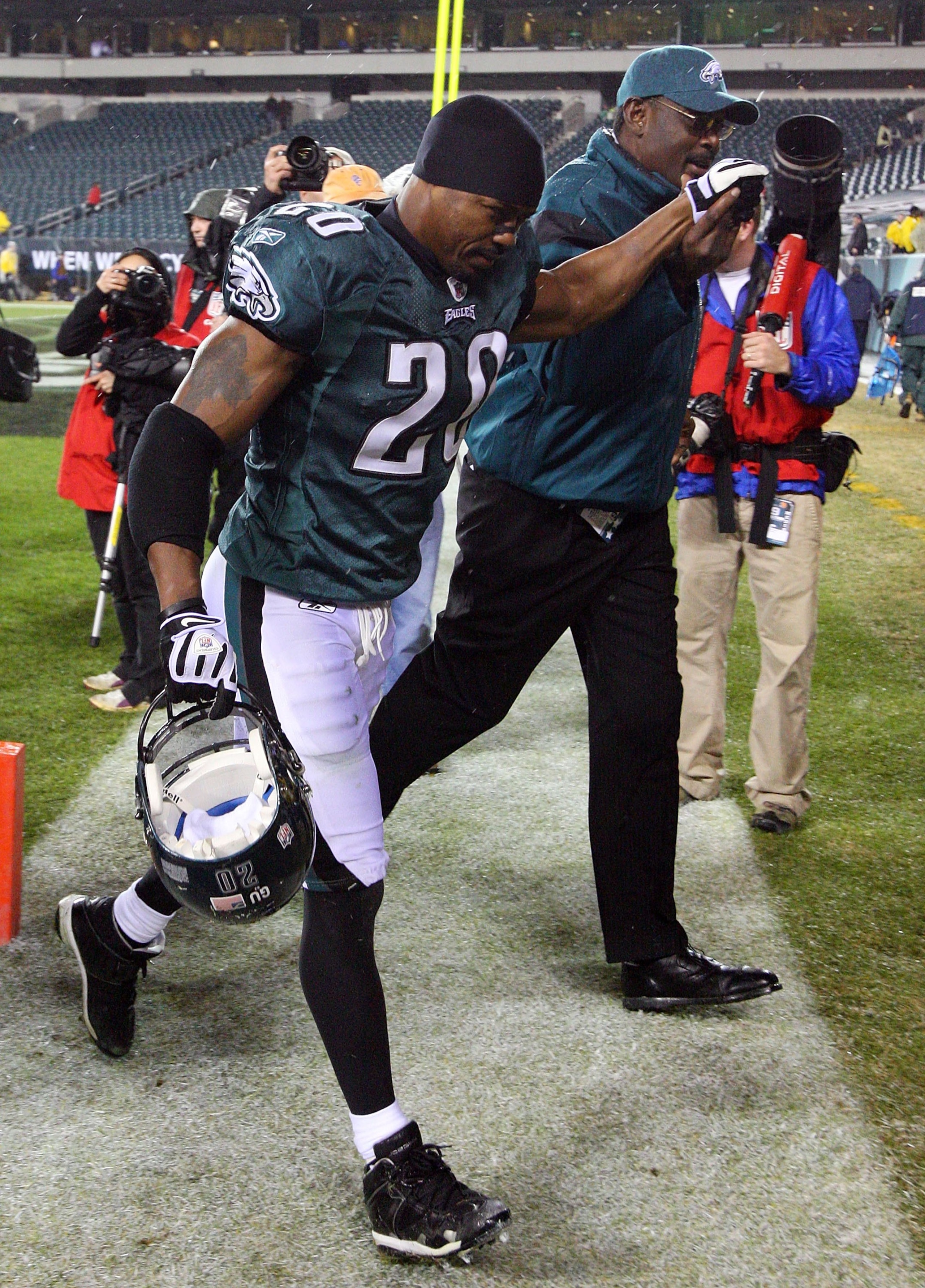 PHILADELPHIA - DECEMBER 15:  Brian Dawkins #20 of the Philadelphia Eagles runs off the field after defeating the Cleveland Browns on December 15, 2008 at Lincoln Financial Field in Philadelphia, Pennsylvania.  (Photo by Jim McIsaac/Getty Images)