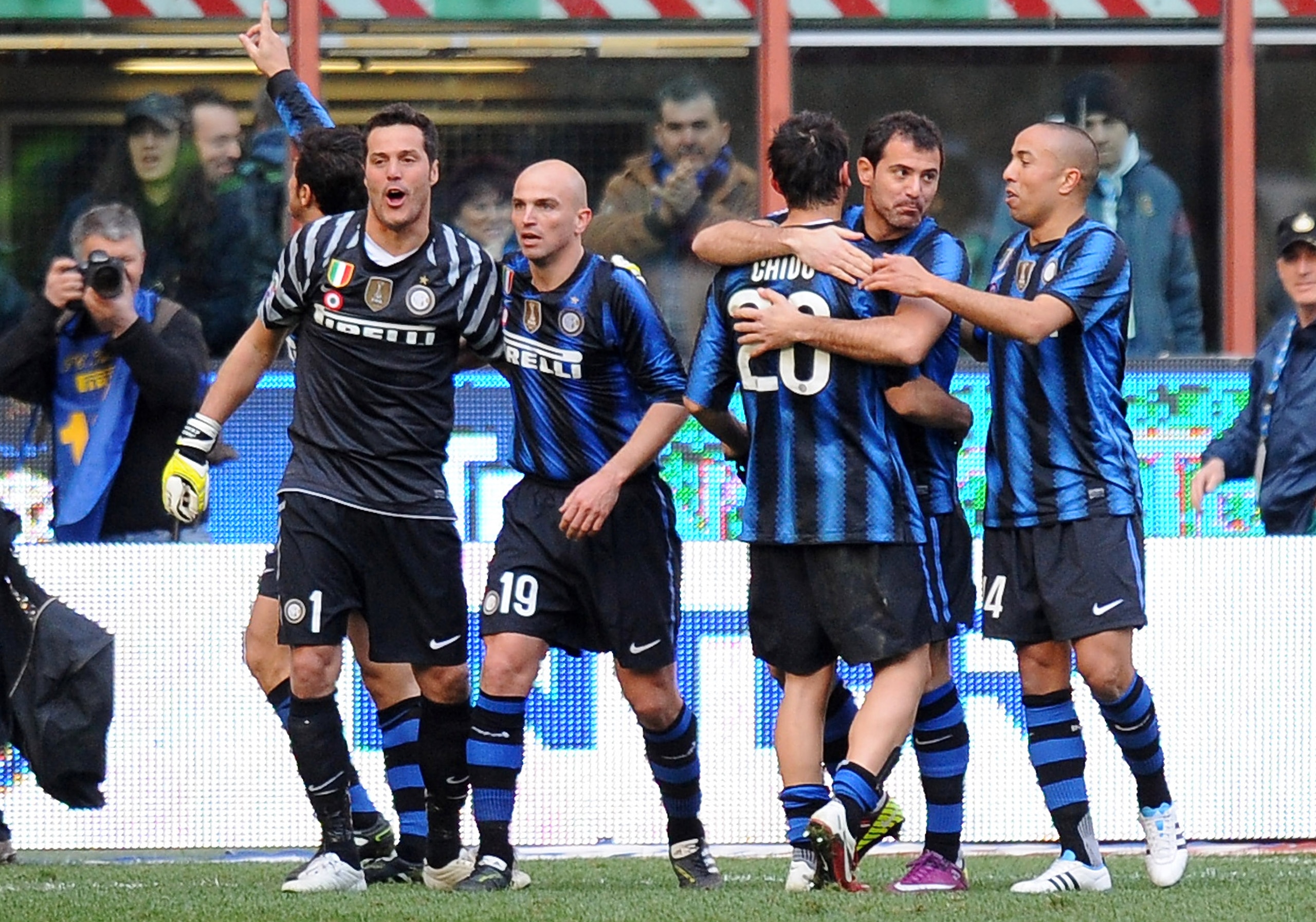 MILAN, ITALY - MARCH 20:  Players of Inter Milan celebrate after winning the Serie A match between FC Internazionale Milano and Lecce at Stadio Giuseppe Meazza on March 20, 2011 in Milan, Italy.  (Photo by Tullio M. Puglia/Getty Images)