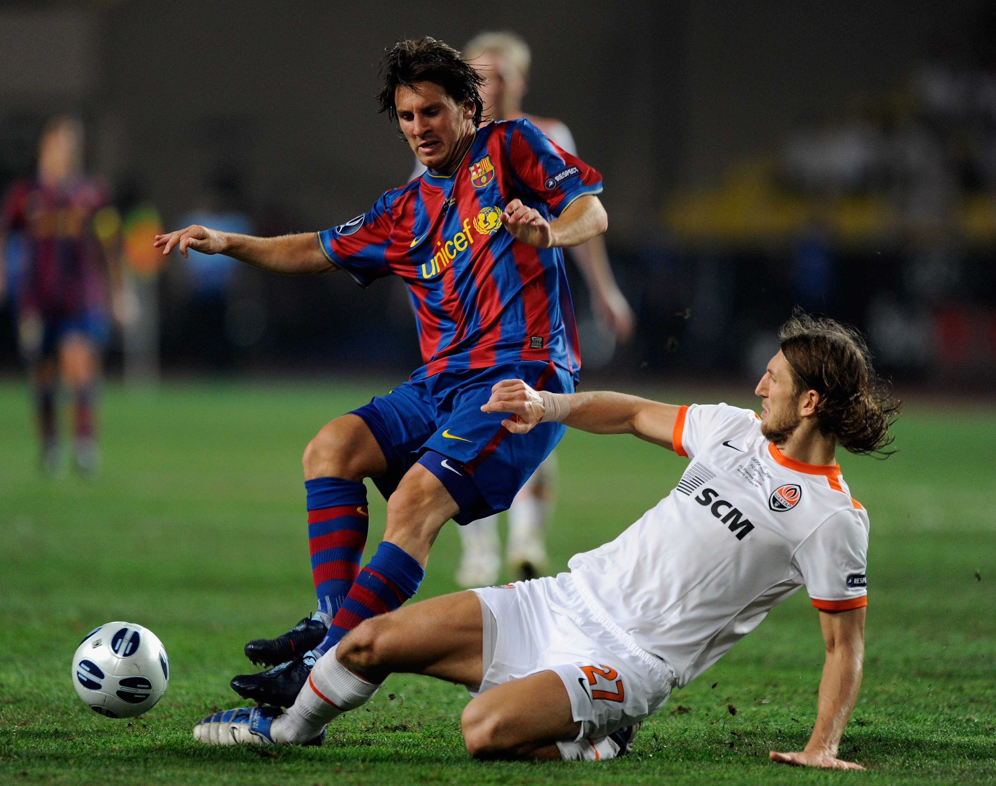 MONACO - AUGUST 28:  Lionel Messi of Barcelona battles with Dmytro Chygrynskiy of Shakhtar Donetsk during the UEFA Super Cup Final between FC Barcelona and Shakhtar Donetsk at The Stade Louis II Stadium on August 28, 2009 in Monaco, Monaco.  (Photo by Lau