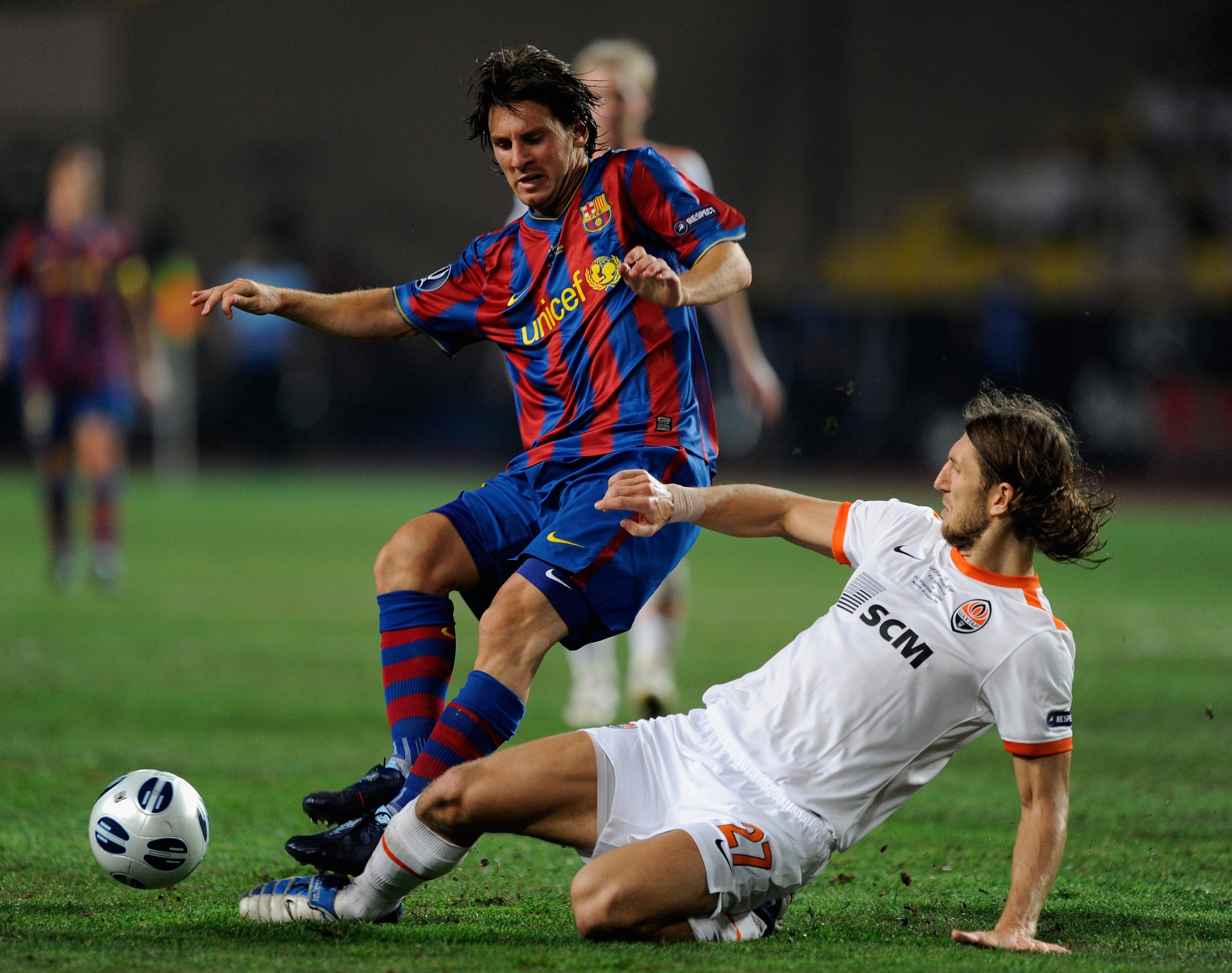 MONACO - AUGUST 28: Lionel Messi of Barcelona battles with Dmytro Chygrynskiy of Shakhtar Donetsk during the UEFA Super Cup Final between FC Barcelona and Shakhtar Donetsk at The Stade Louis II Stadium on August 28, 2009 in Monaco, Monaco. (Photo by Lau MONACO - AUGUST 28: Lionel Messi of Barcelona battles with Dmytro Chygrynskiy of Shakhtar Donetsk during the UEFA Super Cup Final between FC Barcelona and Shakhtar Donetsk at The Stade Louis II Stadium on August 28, 2009 in Monaco, Monaco. (Photo by Lau