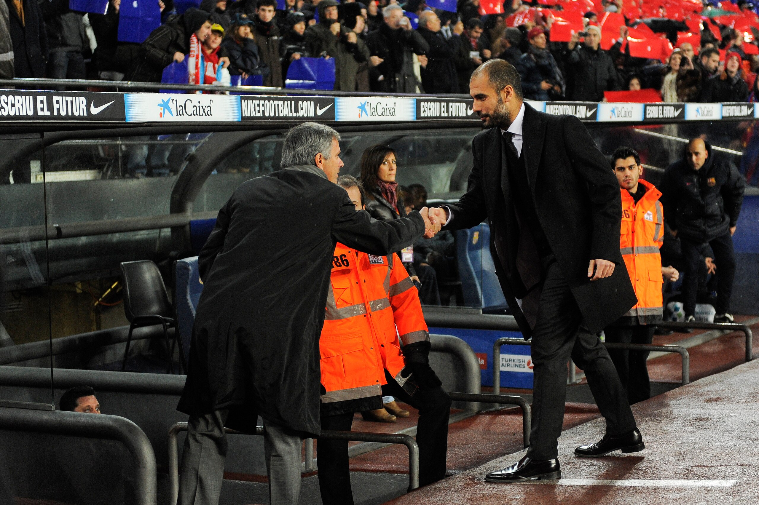 BARCELONA, SPAIN - NOVEMBER 29:  Head coach Jose Mourinho of Real Madrid (L) and head coach Josep Guardiola of Barcelona shake hands prior to the La Liga match between Barcelona and Real Madrid at the Camp Nou Stadium on November 29, 2010 in Barcelona, Sp