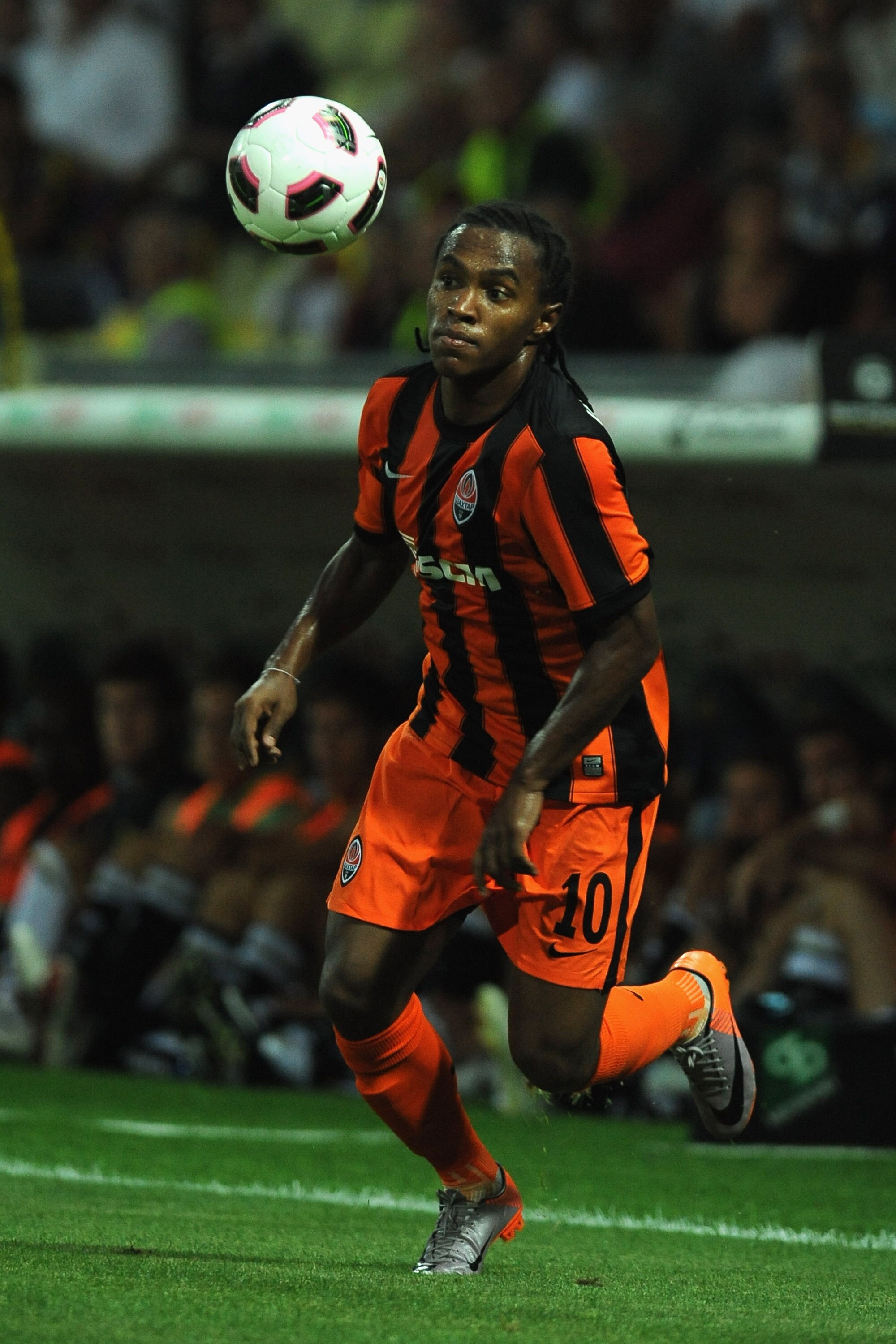 PARMA, ITALY - AUGUST 10:  Willian of Shakhtar Donetsk in action during preseason frienldy match between Parma FC and Shakhtar Donetsk at Ennio Tardini Stadium on August 10, 2010 in Parma, Italy.  (Photo by Valerio Pennicino/Getty Images)