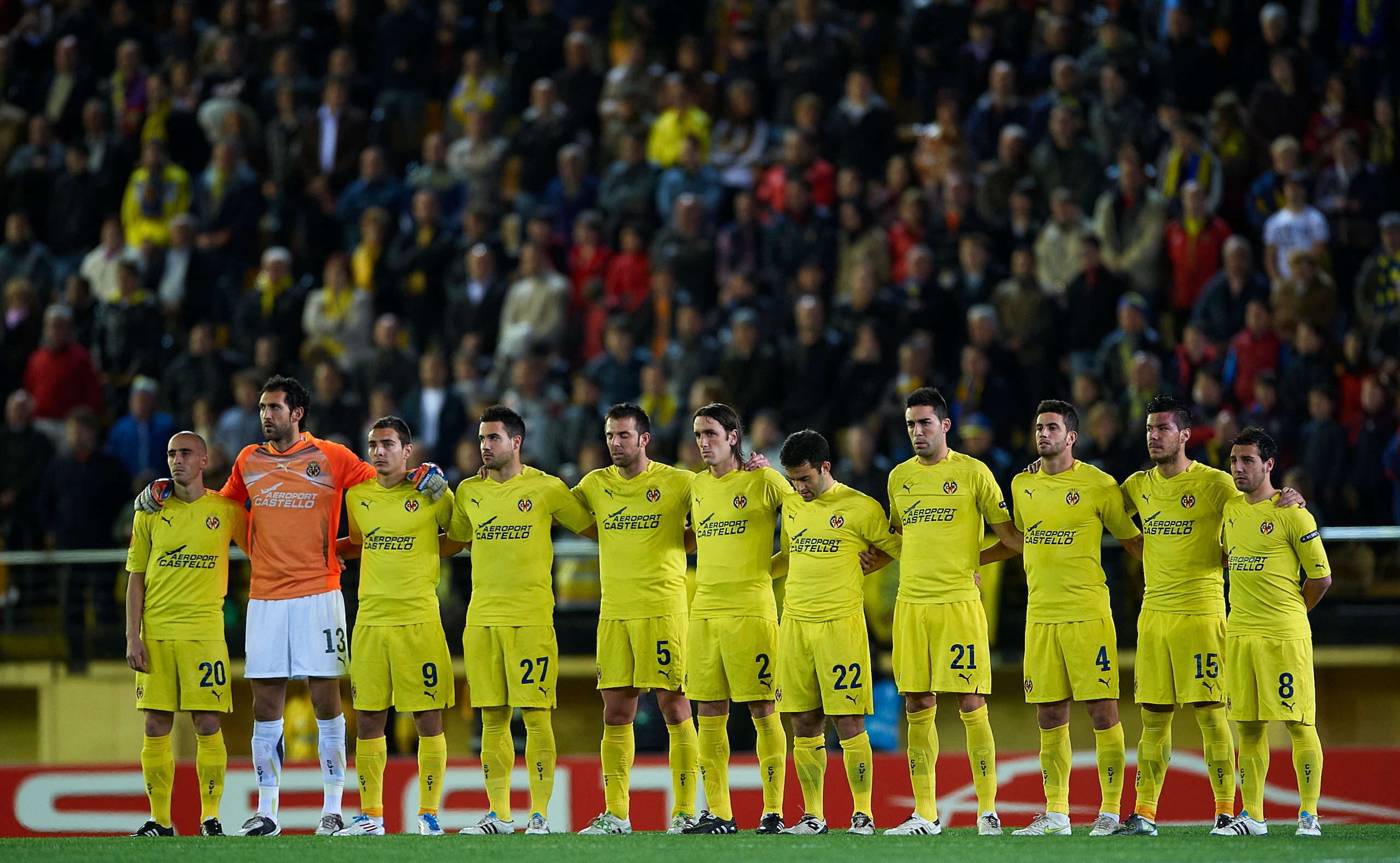 VILLAREAL, SPAIN - MARCH 17:  The Villarreal team observe a minutes silence for the victims of the Japan disaster ahead of the UEFA Europa League round of 16 second leg match between Villarreal and Bayer Leverkusen at El Madrigal stadium on March 17, 2011