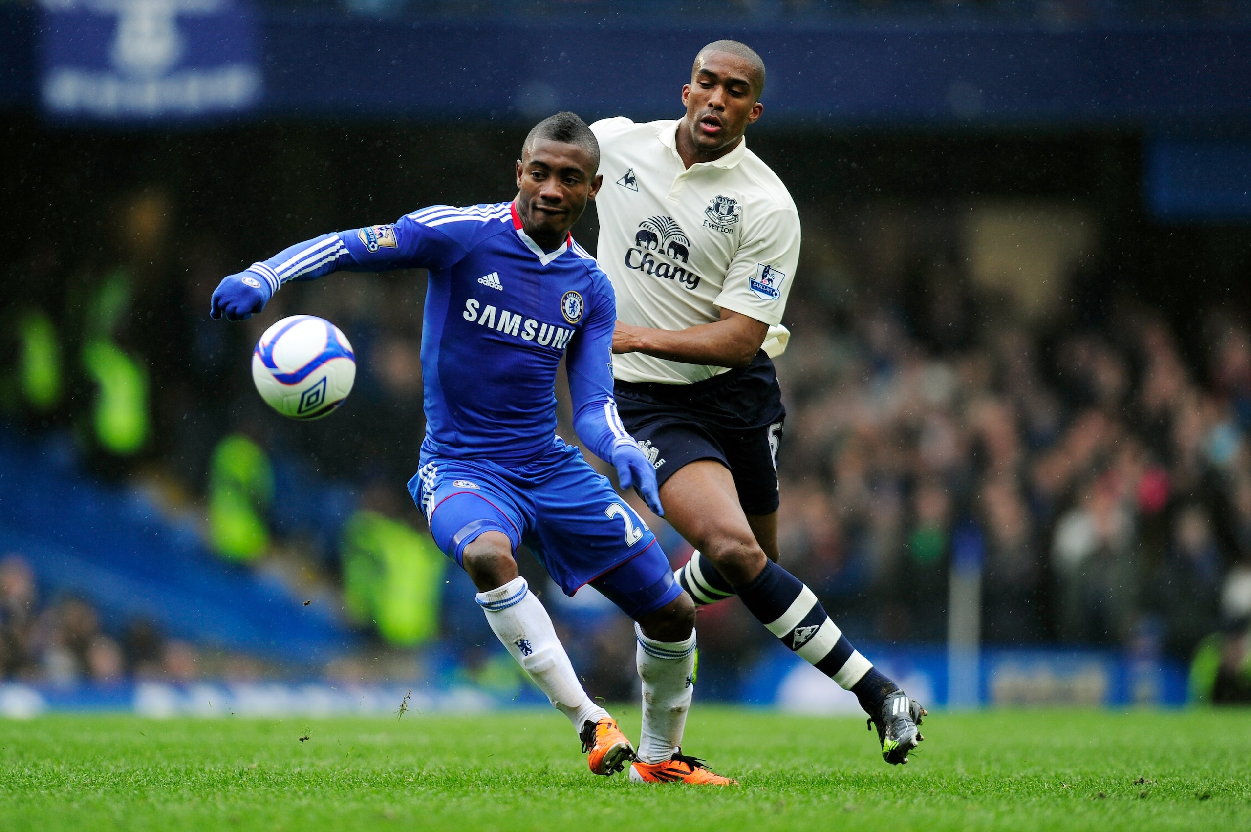 LONDON, ENGLAND - FEBRUARY 19: Salomon Kalou of Chelsea is challenged by Sylvain Distin of Everton during the FA Cup sponsored by E.ON 4th round replay match between Chelsea and Everton at Stamford Bridge on February 19, 2011 in London, England. (Photo LONDON, ENGLAND - FEBRUARY 19: Salomon Kalou of Chelsea is challenged by Sylvain Distin of Everton during the FA Cup sponsored by E.ON 4th round replay match between Chelsea and Everton at Stamford Bridge on February 19, 2011 in London, England. (Photo