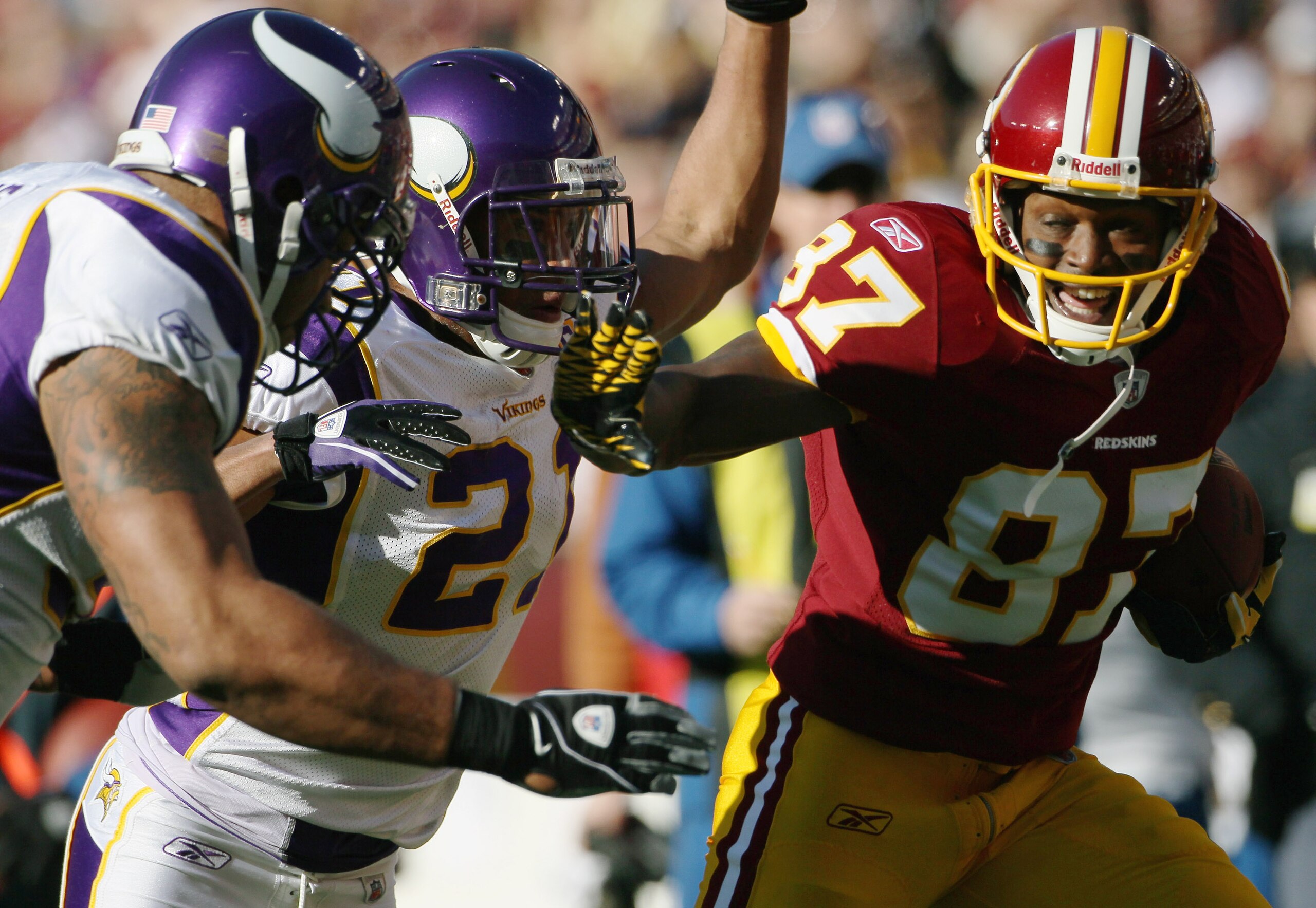 LANDOVER, MD - NOVEMBER 28:   Wide receiver Roydell Williams #87 of the Washington Redskins picks up yards after a catch against the Minnesota Vikings at FedExField November 28, 2010 in Landover, Maryland. (Photo by Win McNamee/Getty Images)