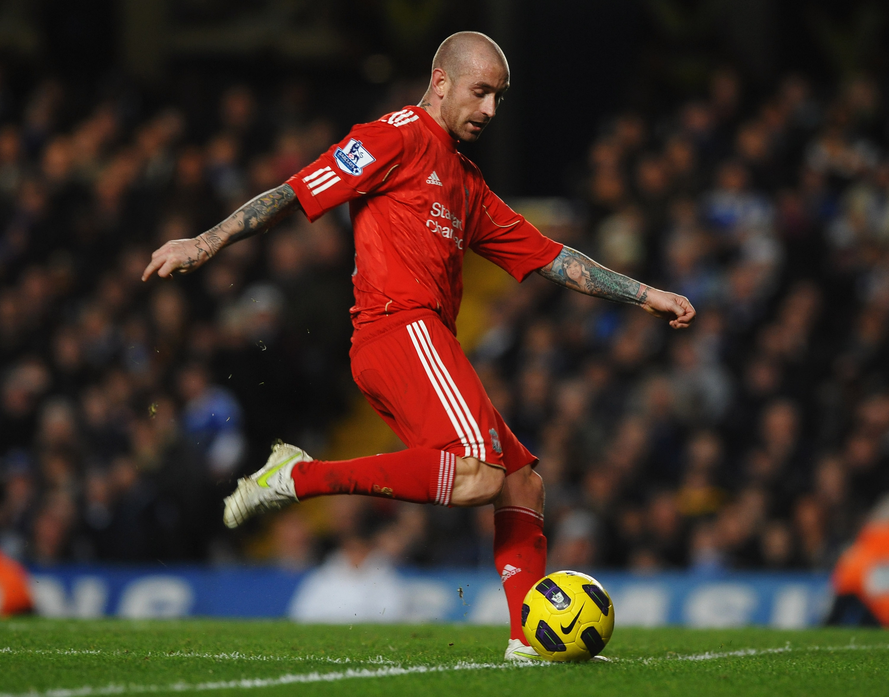 LONDON, ENGLAND - FEBRUARY 06:  Raul Meireles of Liverpool in action during the Barclays Premier League match between Chelsea and Liverpool at Stamford Bridge on February 6, 2011 in London, England.  (Photo by Laurence Griffiths/Getty Images)