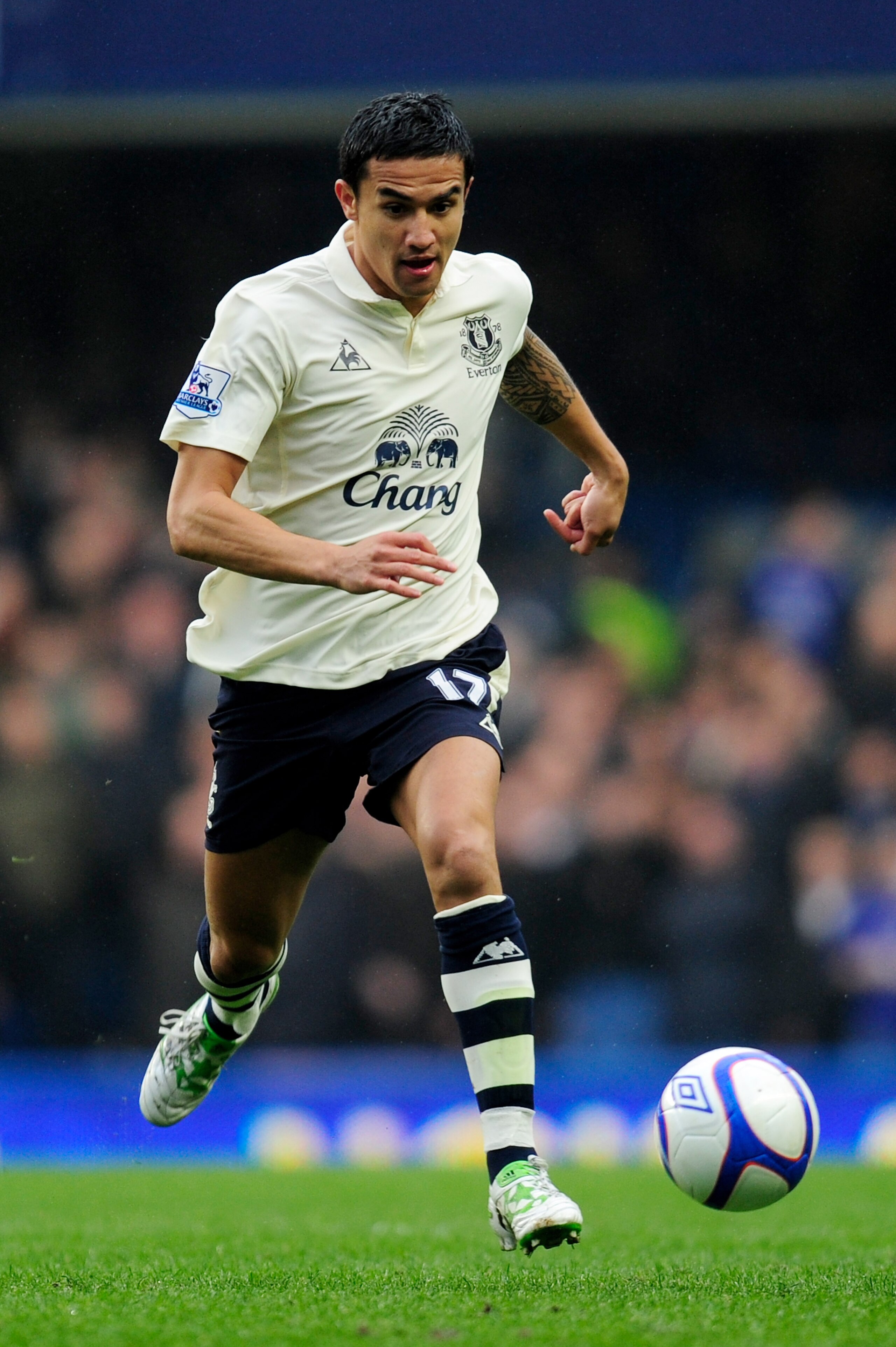 LONDON, ENGLAND - FEBRUARY 19: Tim Cahill of Everton runs with the ball during the FA Cup sponsored by E.ON 4th round replay match between Chelsea and Everton at Stamford Bridge on February 19, 2011 in London, England. (Photo by Jamie McDonald/Getty Ima LONDON, ENGLAND - FEBRUARY 19: Tim Cahill of Everton runs with the ball during the FA Cup sponsored by E.ON 4th round replay match between Chelsea and Everton at Stamford Bridge on February 19, 2011 in London, England. (Photo by Jamie McDonald/Getty Ima